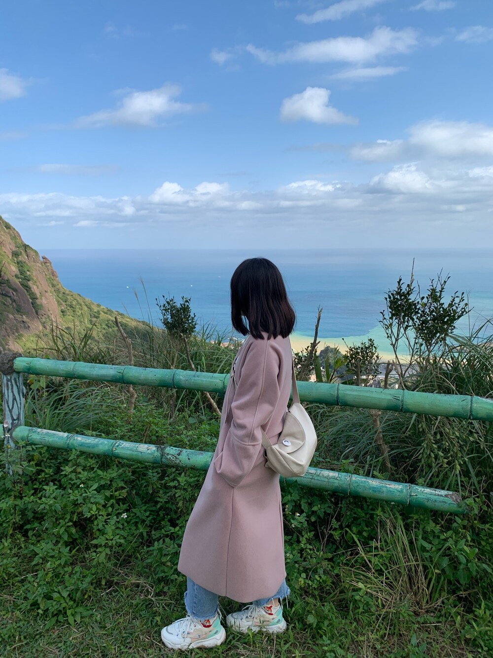 「ootd、球鞋、休閒、oversize、女人味、牛仔褲、基礎款、鹽系風格、韓系」｜「QUEEN SHOPのアイテム（ショルダーバッグ、ベージュ系）」を使った、Indigochildさん（レディース・155cm）の冬コーディネートの1枚目の写真