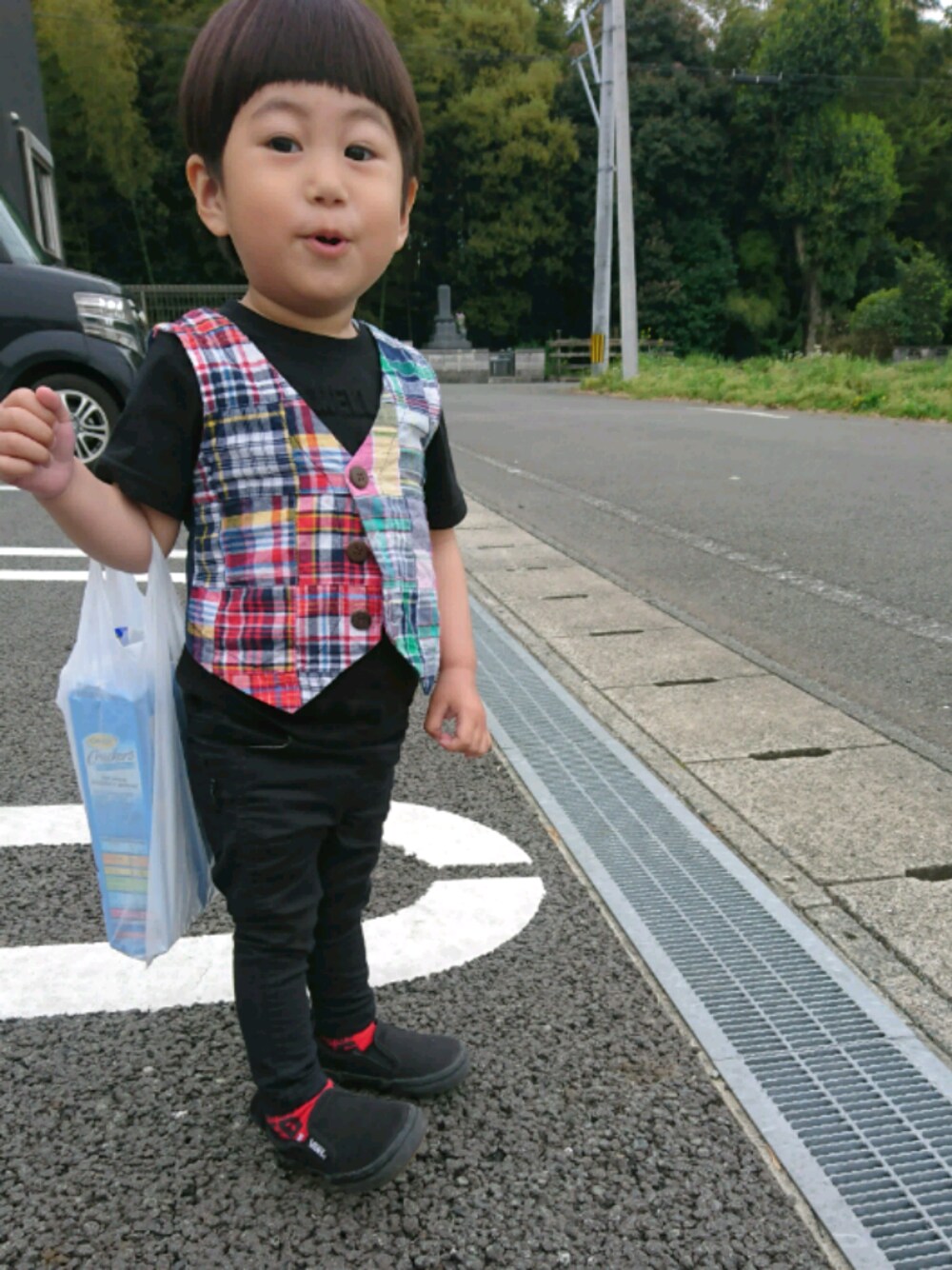 「ベスト、2歳、男の子、おかっぱ、プチプラ、シンプルコーデ」｜「VANSのキッズ VANS ヴァンズ SLIP ON スリッポン V98CK (19-22) M.BLACK（スリッポン、ブラック系）」を使った、くろごまぜんざいさん（キッズ・90cm）の春コーディネートの1枚目の写真