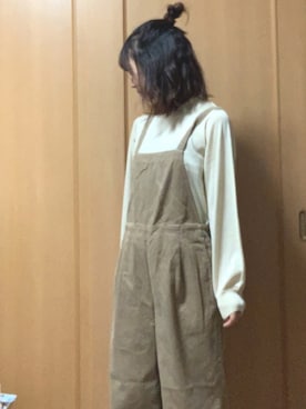 「earth music&ecology（アースミュージックアンドエコロジー）のCOTTON USAコーデュロイ(サロペット)（サロペット/オーバーオール、ベージュ系）」を使った、ももちさん（レディース・156cm）の秋コーディネート