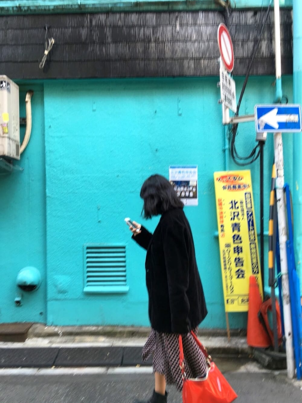 「おしゃれさんと繋がりたい、古着屋巡り、レトロワンピース」｜「TAKEO KIKUCHIのアイテム（スーツジャケット、ブラック系）」を使った、マーガレットさん（レディース・158cm）の春コーディネートの1枚目の写真
