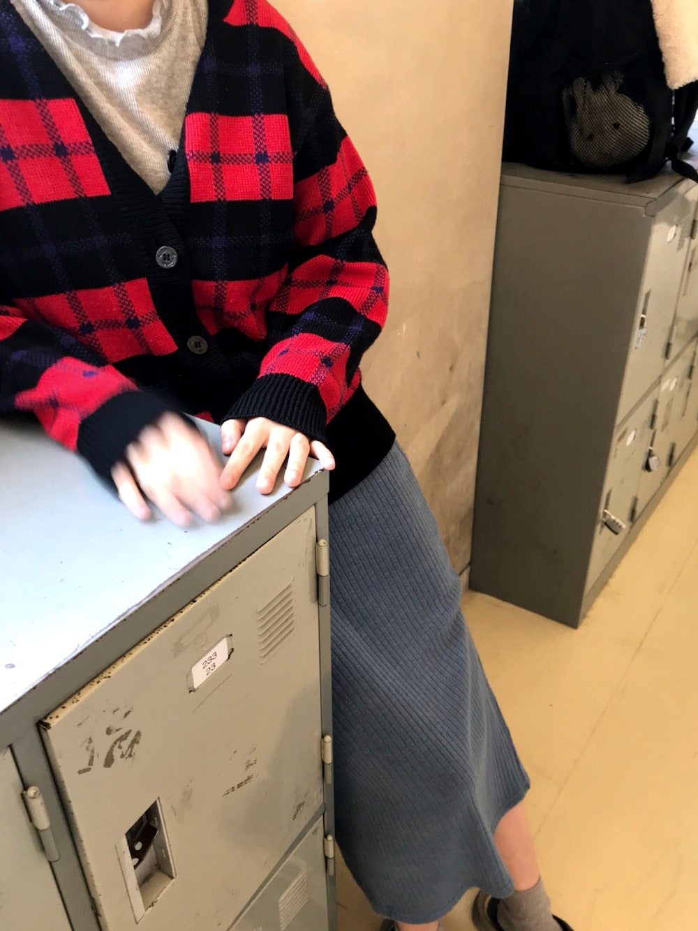 「学校、ポンプフューリー」｜「古着のアイテム（カーディガン/ボレロ、レッド系）」を使った、マーガレットさん（レディース・158cm）の春コーディネートの1枚目の写真