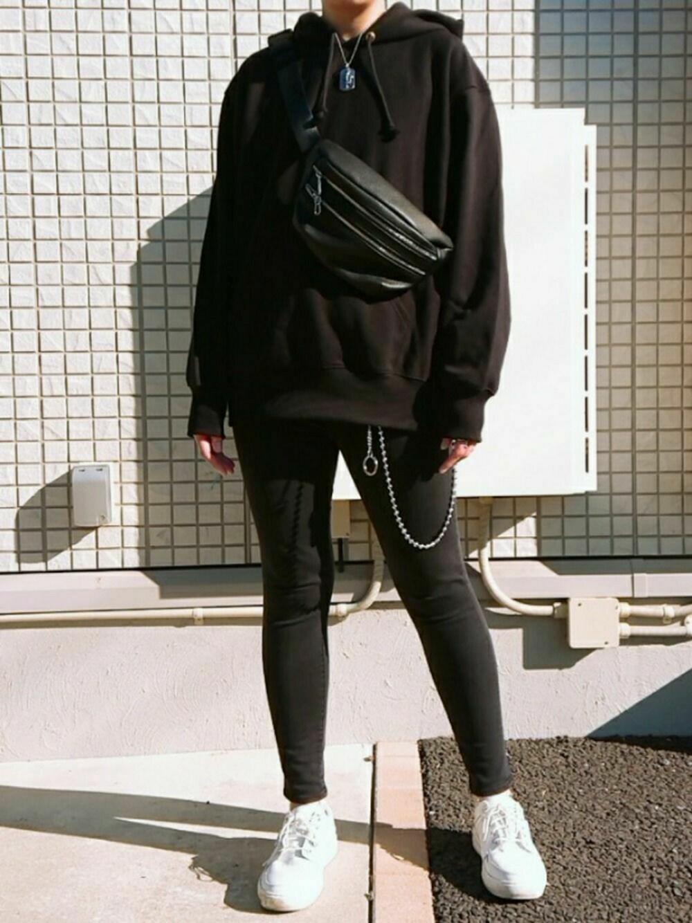 「ブラック、おしゃれさんと繋がりたい、大人カジュアル、きれいめカジュアル、フォローミー、ootd、休日スタイル、スウェット、プチプラ、シンプル」｜「GUのアイテム（パーカー、ブラック系）」を使った、Hiroさん（メンズ・171cm）の冬コーディネートの1枚目の写真