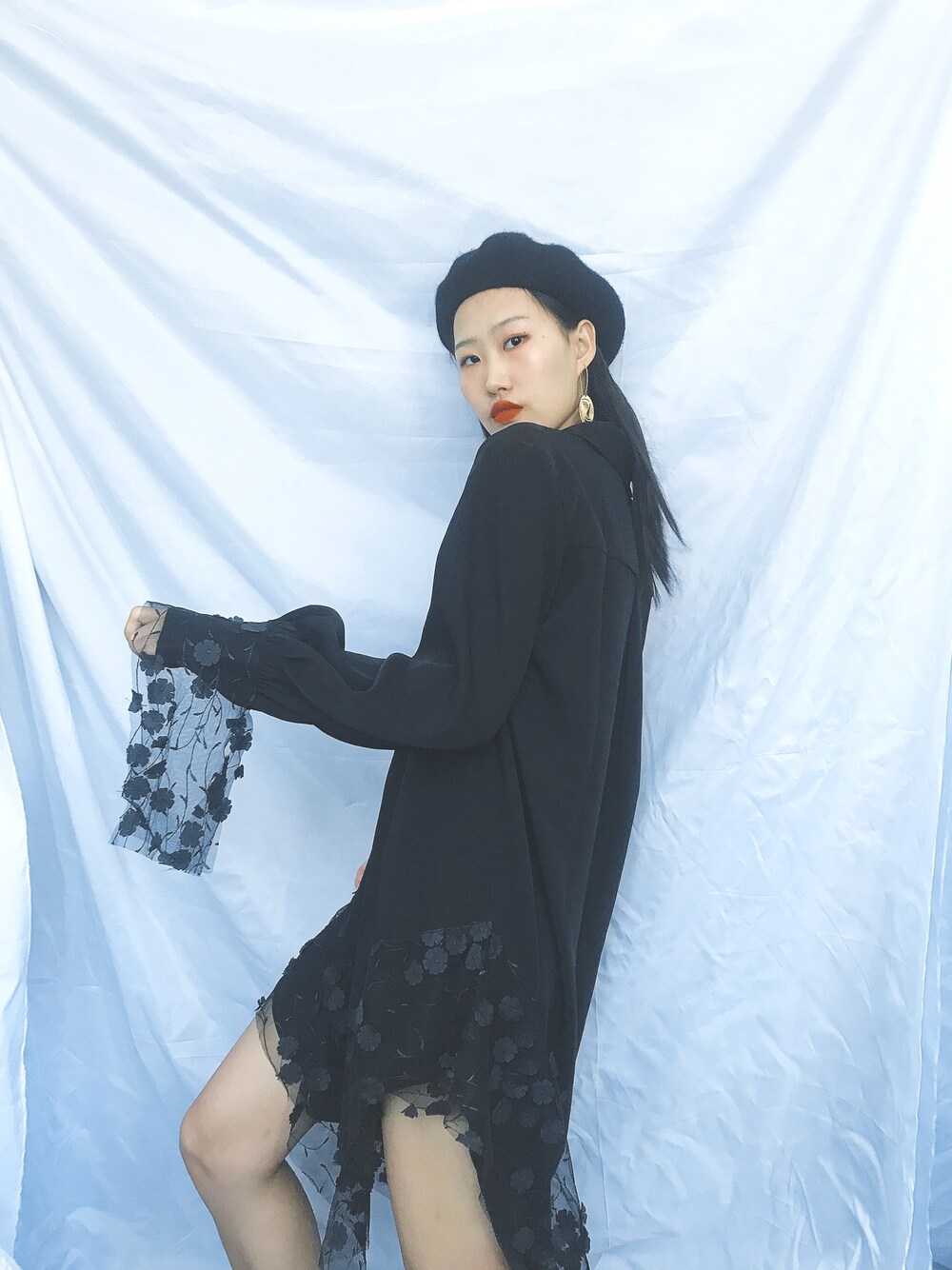 「ootd、休闲、复古、oversize」｜「no brandのアイテム（ワンピース、ブラック系）」を使った、十月さん（レディース・171cm）の秋コーディネートの1枚目の写真