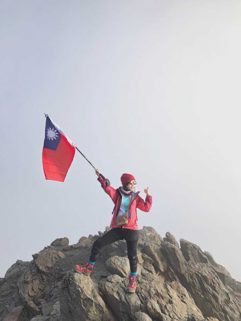 「玉山、台灣、mountain、hiking、Mt.Jade、Taiwan」｜「Ray-Banのアイテム（サングラス、ブラウン系）」を使った、楊惇茵さん（レディース・163cm）の秋コーディネートの1枚目の写真