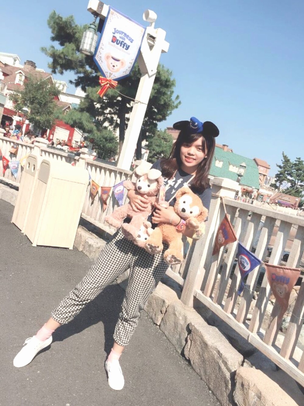 ブルー系のTシャツ/カットソー、ホワイト系のスニーカー、その他のアナログ腕時計を着用したレディースの秋コーディネートの1枚目の写真