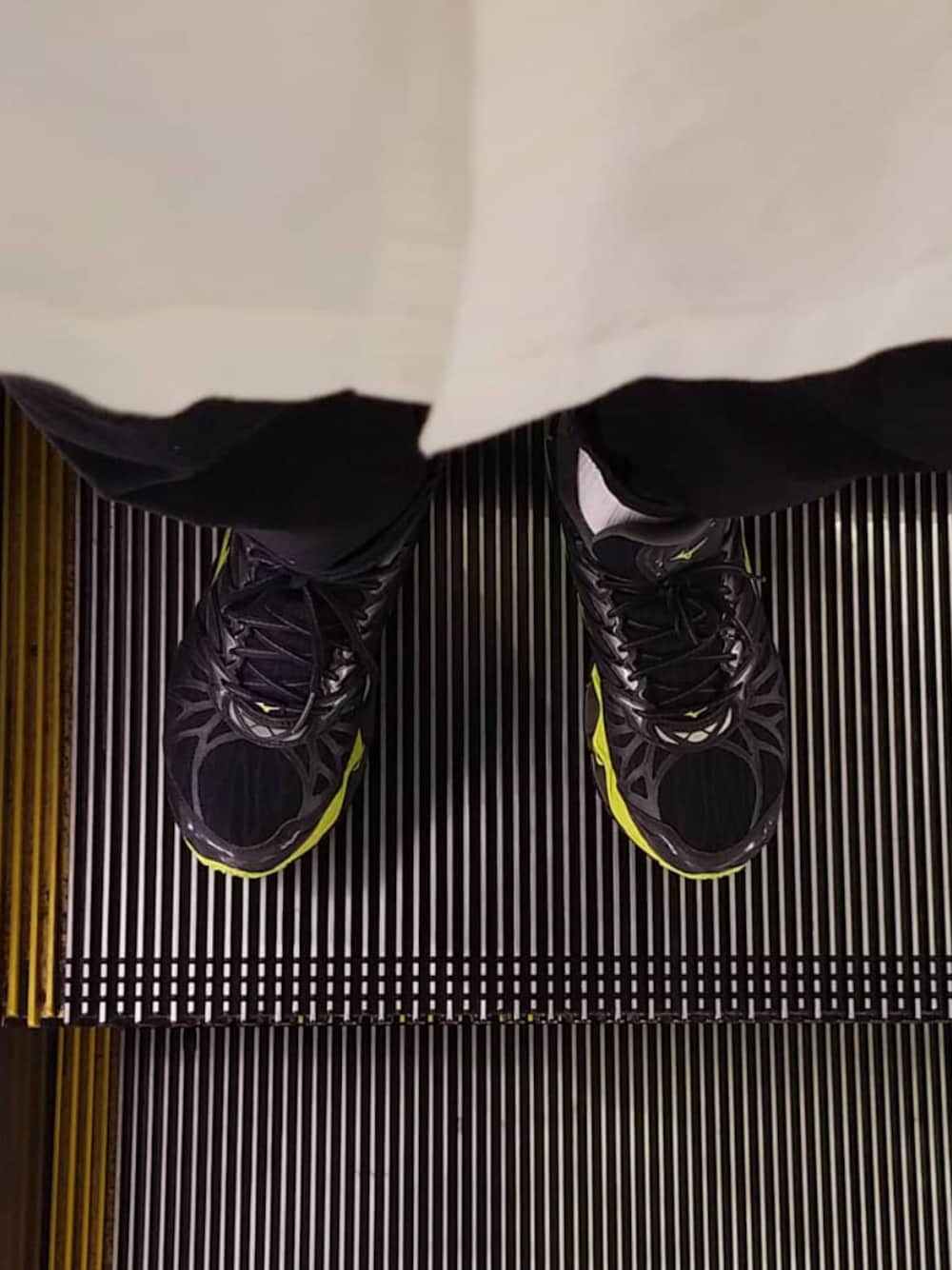 「MIZUNO、waveprophecy7、sneakers、MUJI Labo、stance socks、ミズノ、スニーカースタイル、黒スニーカー」｜「MIZUNOのアイテム（スニーカー、ブラック系）」を使った、YUSUKEさん（メンズ・178cm）の春コーディネートの1枚目の写真