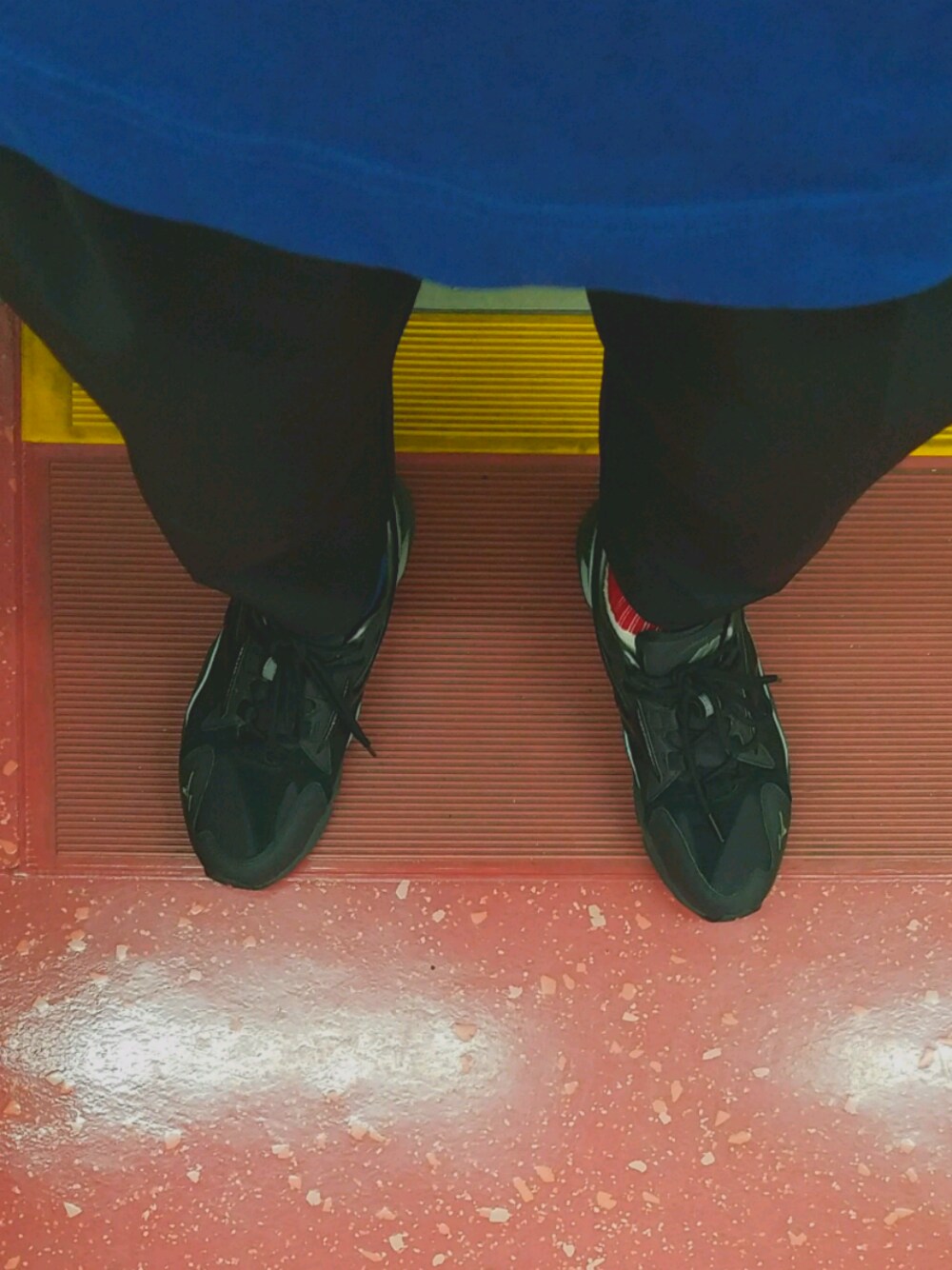 「MIZUNO、waverider1、TIGORA、SOLOTEX、ミズノ、sneakers、黒スニーカー」｜「MIZUNOのアイテム（スニーカー、ブラック系）」を使った、YUSUKEさん（メンズ・178cm）の春コーディネートの1枚目の写真