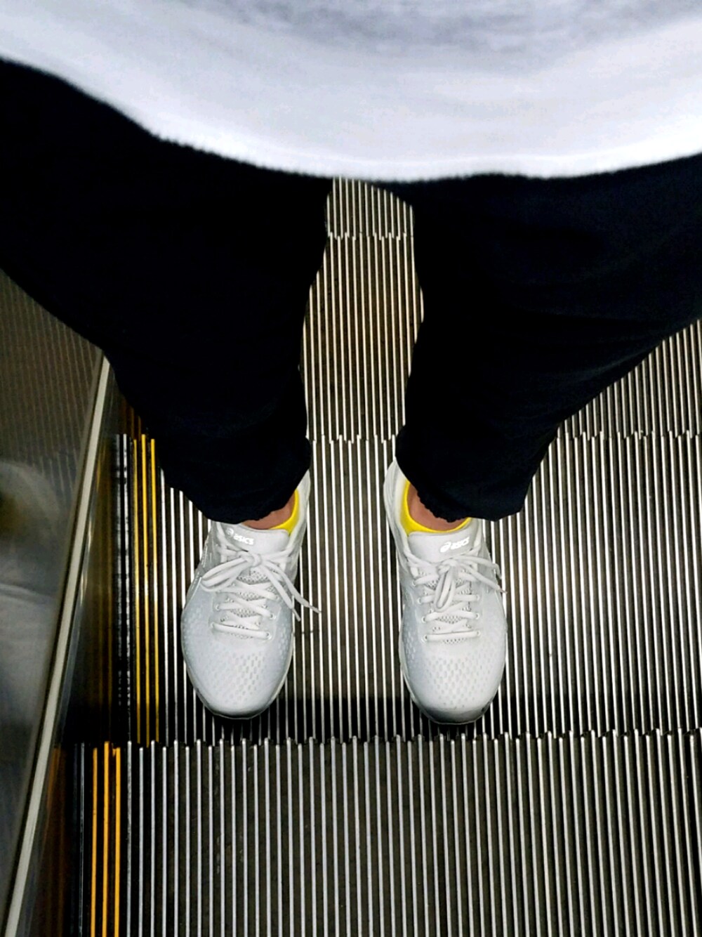 「asics、asics sportstyle、REIGNING CHAMP、gel cumulus21g-tx sps、HighlandPark、GORE-TEX、sneaker」｜「REIGNING CHAMPのアイテム（スニーカー、シルバー系）」を使った、YUSUKEさん（メンズ・178cm）の夏コーディネートの1枚目の写真
