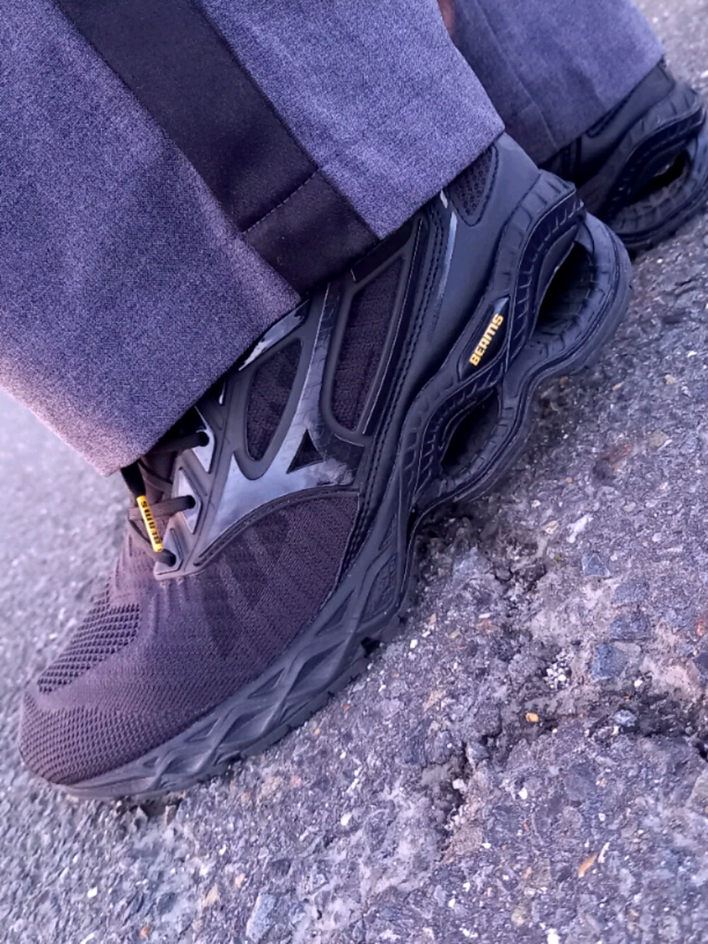 「HIGHSNOBIETY、BEAMS JAPAN、MIZUNO、WAVE CREATION WAVEKNIT、sneaker、Johnbull Private labo、サロペット」｜「Highsnobietyのアイテム（スニーカー、ブラック系）」を使った、YUSUKEさん（メンズ・178cm）の春コーディネートの1枚目の写真