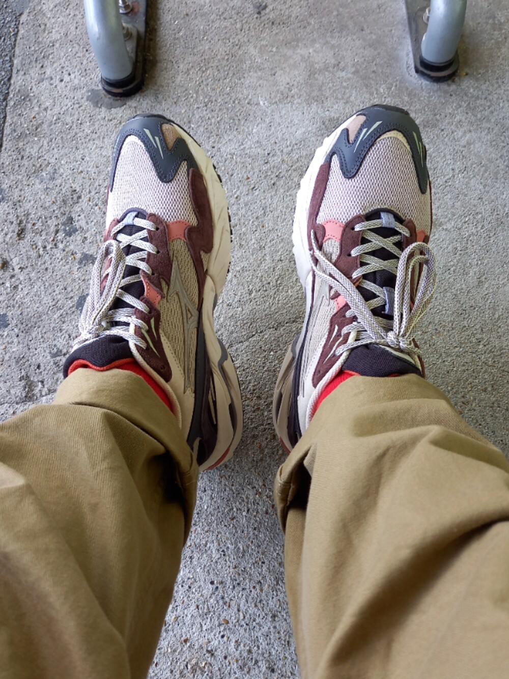 「Wood Wood、MIZUNO、WAVE RIDER10、sneakers、スニーカーコーデ、mizunokazoku、mizunosportsstyle、Johnbull Private labo、ファーマーサロペット」｜「MIZUNOのアイテム（スニーカー、ブラウン系）」を使った、YUSUKEさん（メンズ・178cm）の春コーディネートの1枚目の写真