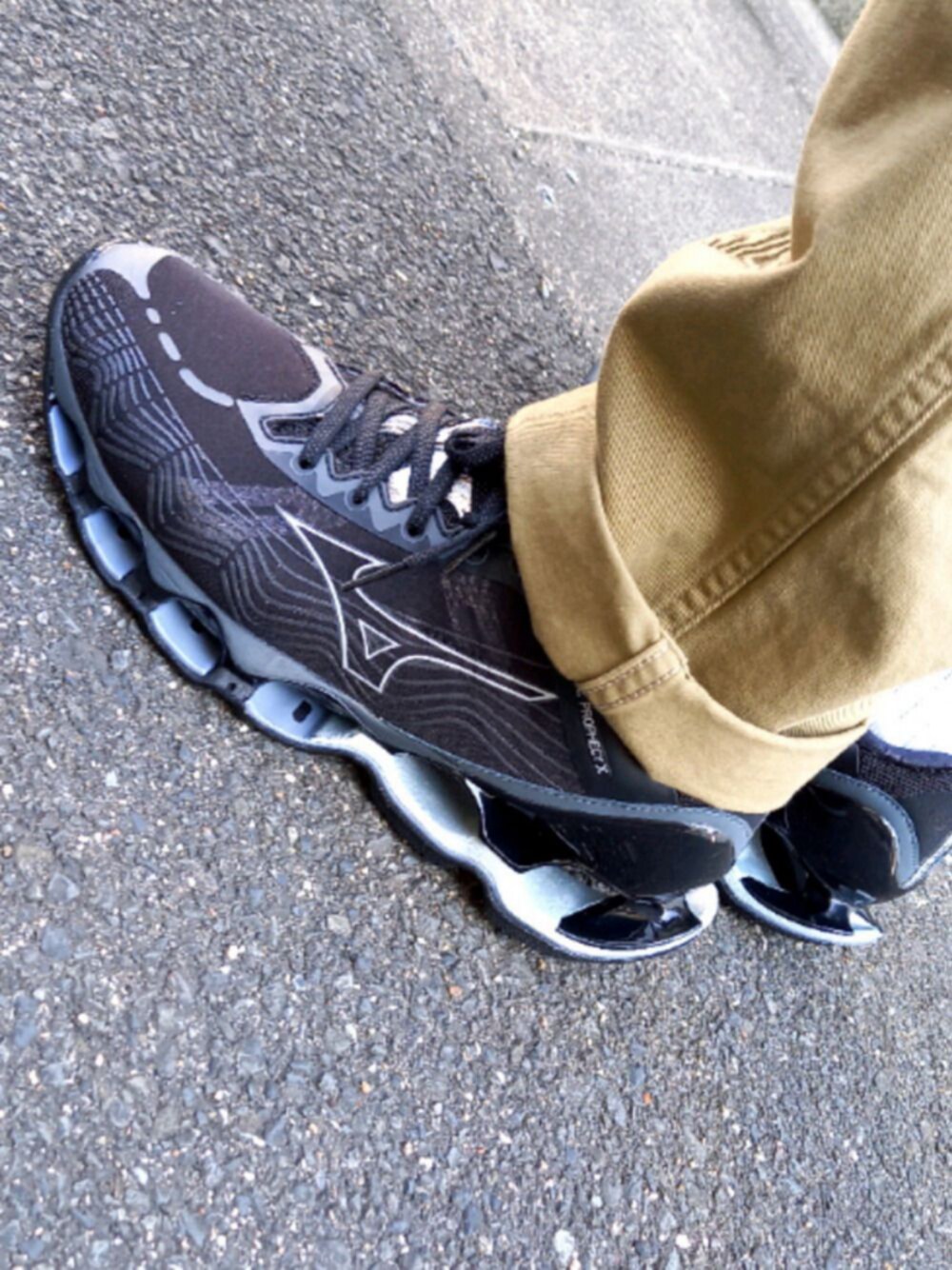 「MIZUNO、waveprophecyx、mizunosportsstyle、infinitywave、Johnbull Private labo、スニーカー、オーバーオール」｜「MIZUNOのアイテム（スニーカー、ブラック系）」を使った、YUSUKEさん（メンズ・178cm）の春コーディネートの1枚目の写真