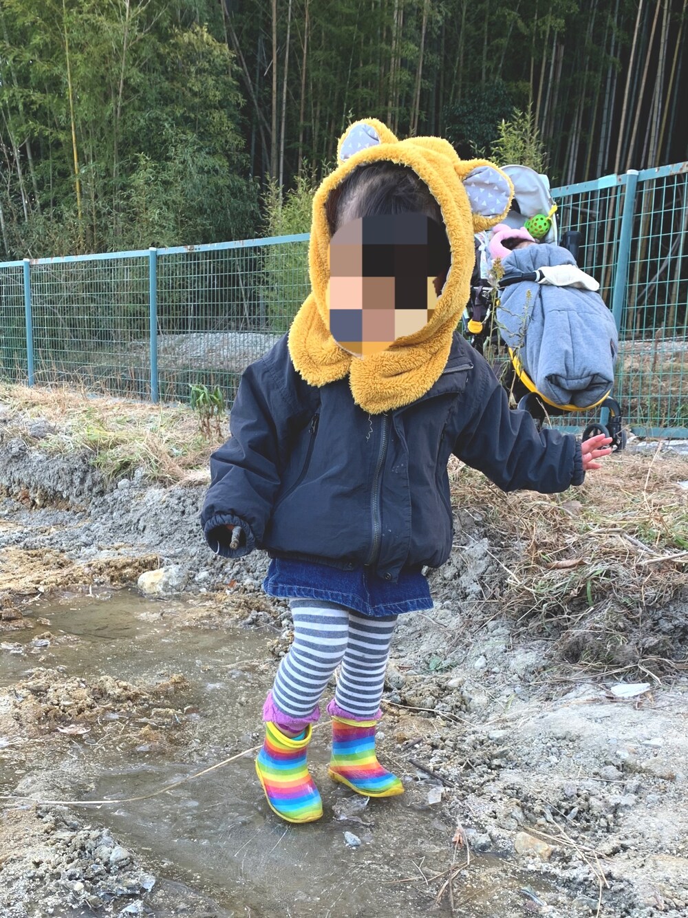 「女の子コーデ、2歳、ボーダー」｜「petit mainのアイテム（ジャケット/アウター、ブラック系）」を使った、おまちゃんさん（キッズ・70cm）の冬コーディネートの1枚目の写真