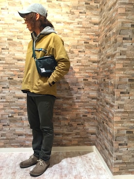 「アイテム（ボディバッグ/ウエストポーチ）」を使った、RiNc盛岡さん（メンズ・170cm）の春コーディネート