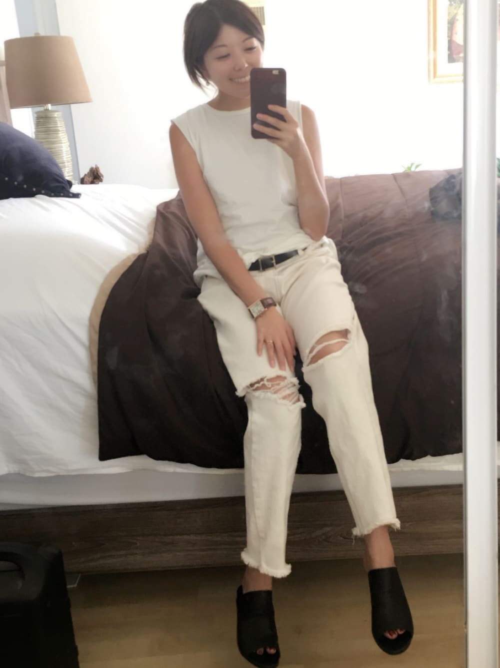 「オトナカジュアル、カジュアル、シンプルコーデ、休日スタイル、ワイドパンツ、白、all white、white、denim」｜「URBAN OUTFITTERSのアイテム（デニムパンツ、ホワイト系）」を使った、Gummy Gabさん（レディース・155cm）の秋コーディネートの1枚目の写真