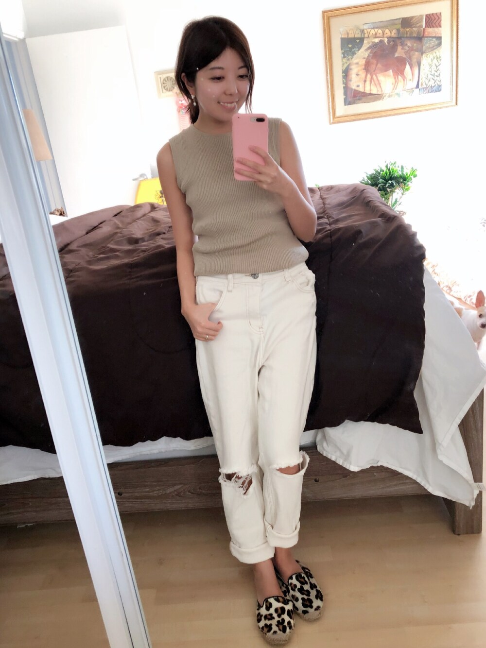 「オトナカジュアル、ラクチンコーデ、UNIQLO、white、denim、プチプラ、スリッポン」｜「URBAN OUTFITTERSのアイテム（デニムパンツ、ホワイト系）」を使った、Gummy Gabさん（レディース・155cm）の秋コーディネートの1枚目の写真