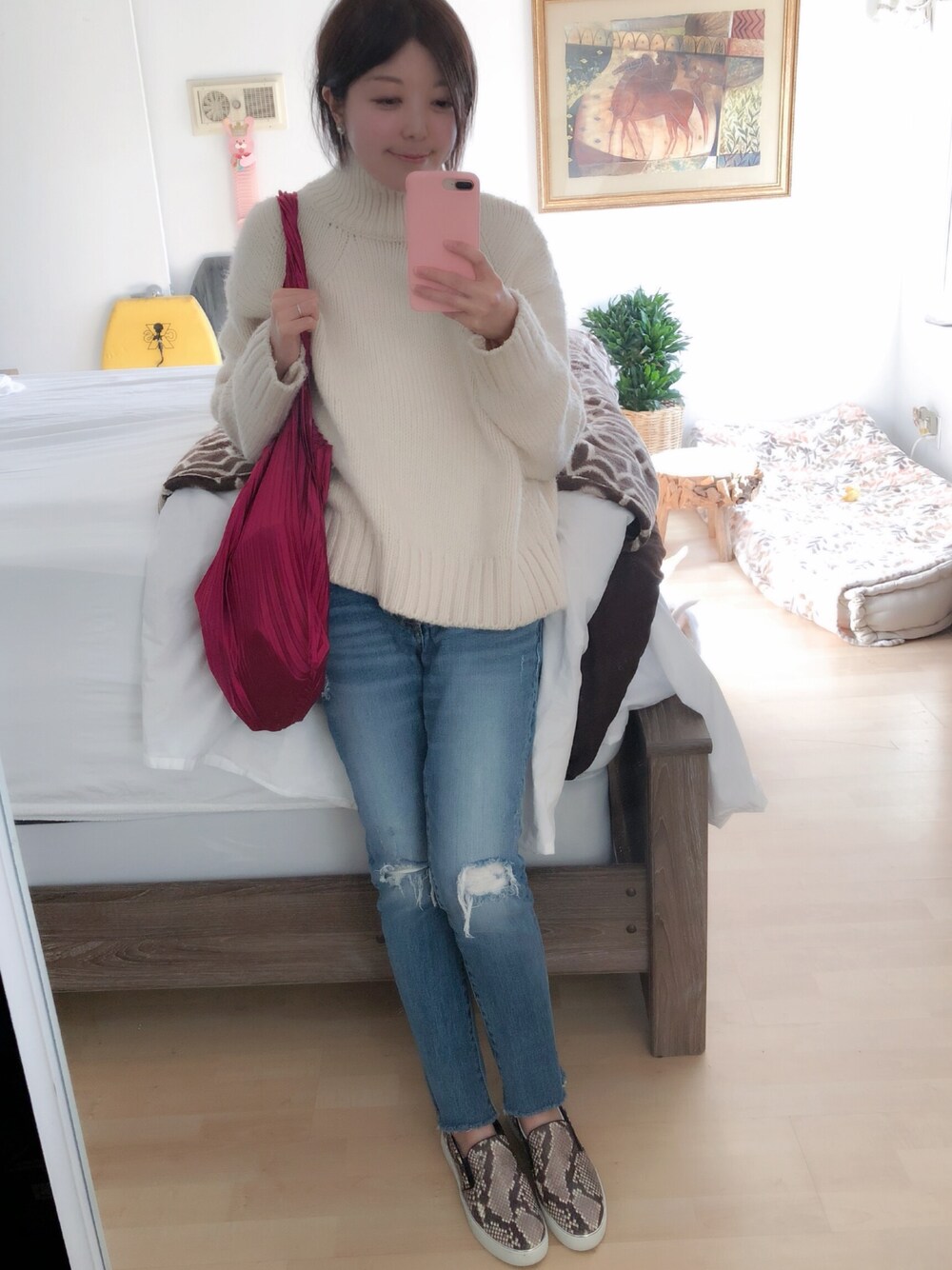「オトナカジュアル、きれいめカジュアル、デニムパンツ、ダメージデニムパンツ、スリッポン、ZARA、white、winterchic、denim、低身長」｜「ZARAのアイテム（ニット/セーター、ホワイト系）」を使った、Gummy Gabさん（レディース・155cm）の冬コーディネートの1枚目の写真