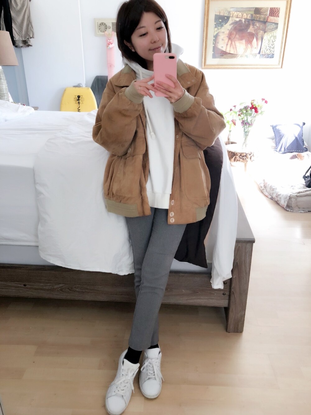 「シンプルコーデ、白パーカー、オトナ女子、ゆるコーデ、カジュアル、カジュアルコーデ、winterchic、vintage、VINTAGE、white」｜「VINTAGEのアイテム（ジャケット/アウター、ベージュ系）」を使った、Gummy Gabさん（レディース・155cm）の春コーディネートの1枚目の写真