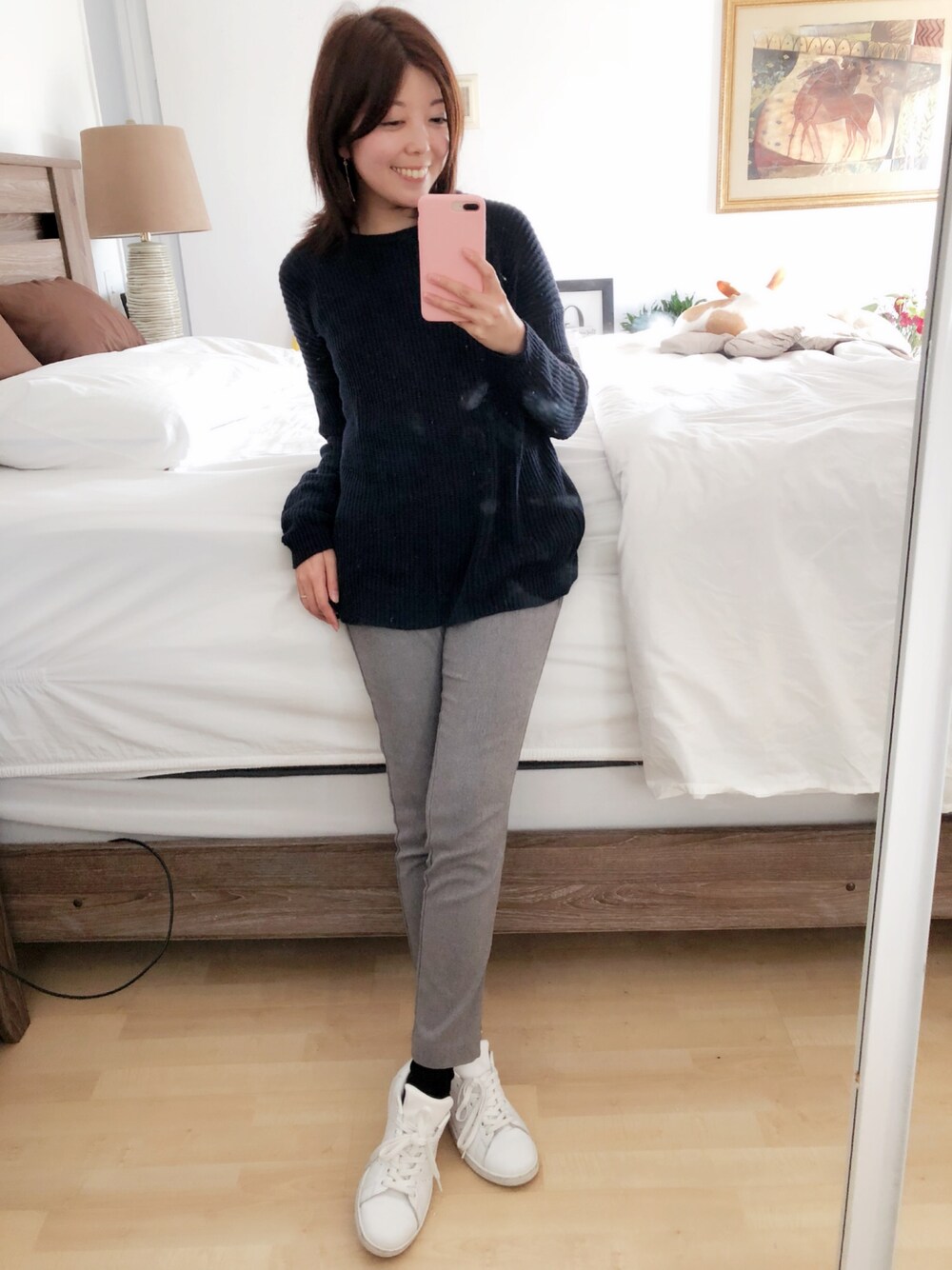 「オトナカジュアル、シンプル、低身長、スニーカー、きれいめカジュアル、ネイビー、パンツスタイル、adidas、白スニーカー」｜「Brandy Melvilleのアイテム（ニット/セーター、ブルー系）」を使った、Gummy Gabさん（レディース・155cm）の春コーディネートの1枚目の写真