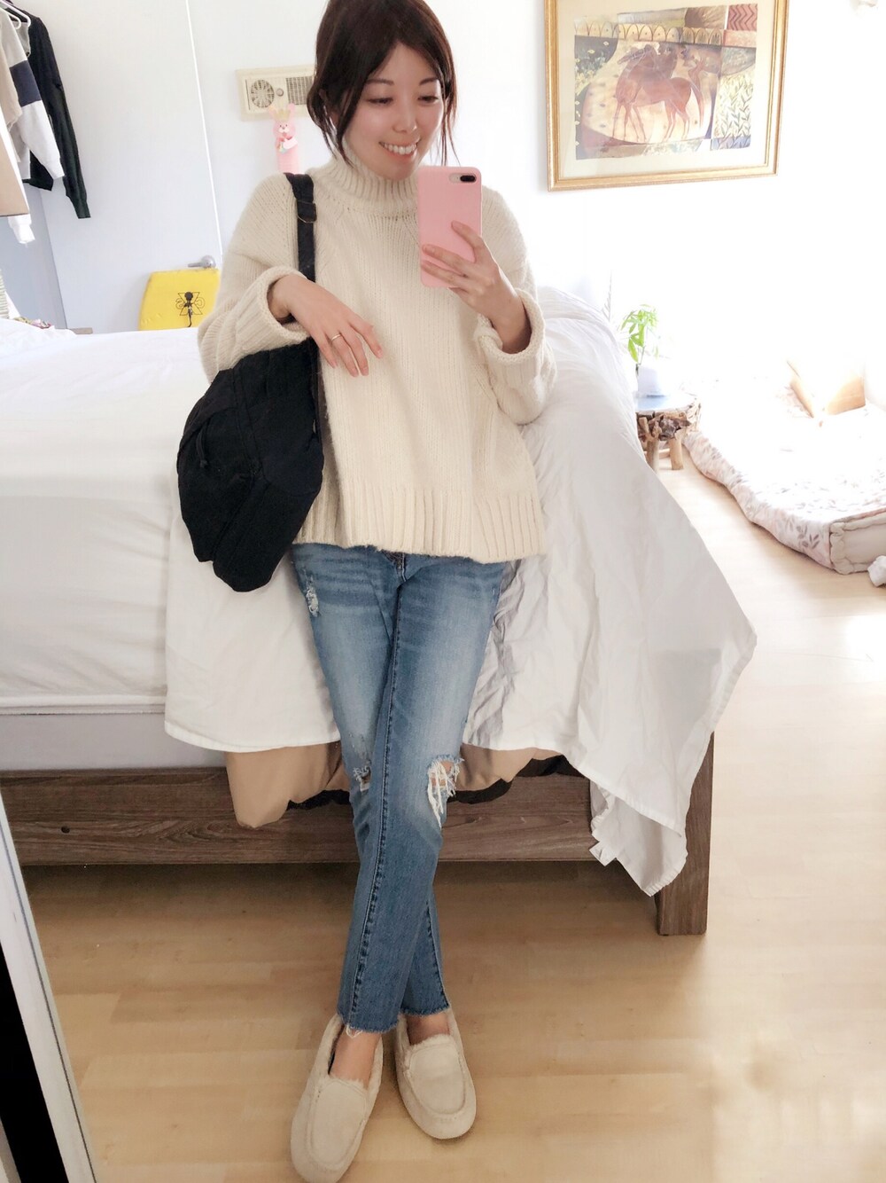 「オトナカジュアル、カジュアルコーデ、シンプル、パンツスタイル、ゆるコーデ、低身長、ダメージデニムパンツ、UGG、denim、ZARA」｜「AZUL by moussyのアイテム（デニムパンツ、ブルー系）」を使った、Gummy Gabさん（レディース・155cm）の春コーディネートの1枚目の写真