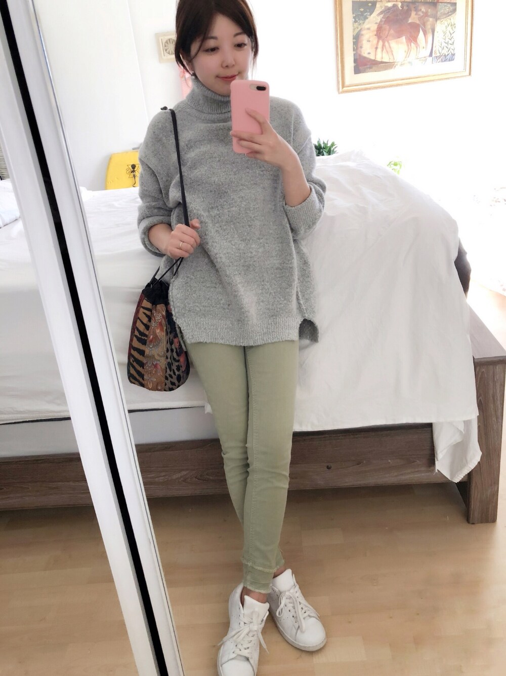 「シンプル、オトナカジュアル、きれいめカジュアル、パンツスタイル、used、ZARA、vintage、VINTAGE、addidas、スニーカー」｜「ZARAのアイテム（その他パンツ、グリーン系）」を使った、Gummy Gabさん（レディース・155cm）の春コーディネートの1枚目の写真