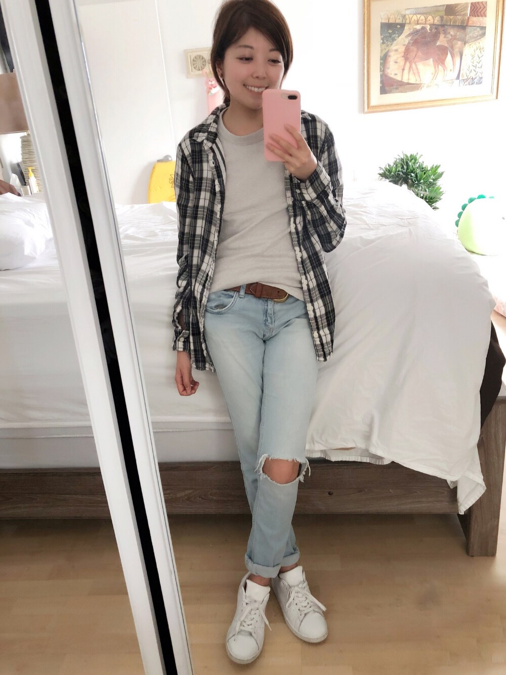 「カジュアルコーデ、シンプル、パンツスタイル、スニーカー、UNIQLO、チェックシャツ、adidas、vintage、VINTAGE、低身長」｜「CP SHADESのアイテム（シャツ/ブラウス、ホワイト系）」を使った、Gummy Gabさん（レディース・155cm）の春コーディネートの1枚目の写真