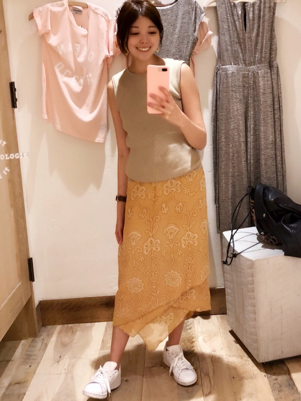 「休日スタイル、スニーカー、オトナカジュアル、スタンスミス、きれいめカジュアル、デート、UNIQLO、adidas、低身長、ニット」｜「UNIQLOのアイテム（ニット/セーター、ベージュ系）」を使った、Gummy Gabさん（レディース・155cm）の春コーディネートの1枚目の写真