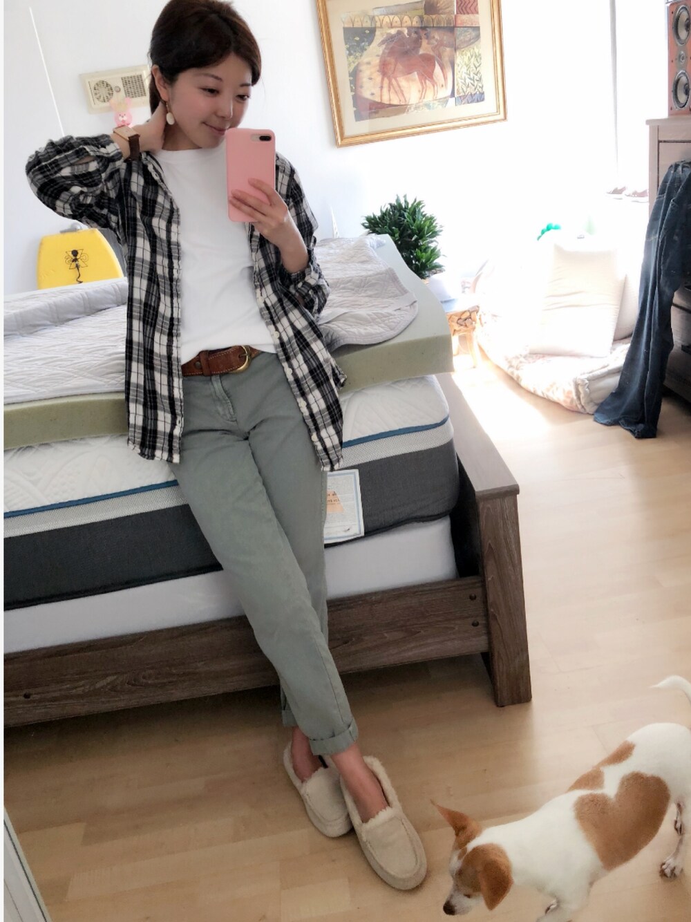 「カジュアルコーデ、春コーデ、きれいめカジュアル、シャツスタイル、パンツスタイル、UGG、カーキ、vintage、VINTAGE、spring」｜「CP SHADESのアイテム（シャツ/ブラウス、ホワイト系）」を使った、Gummy Gabさん（レディース・155cm）の春コーディネートの1枚目の写真