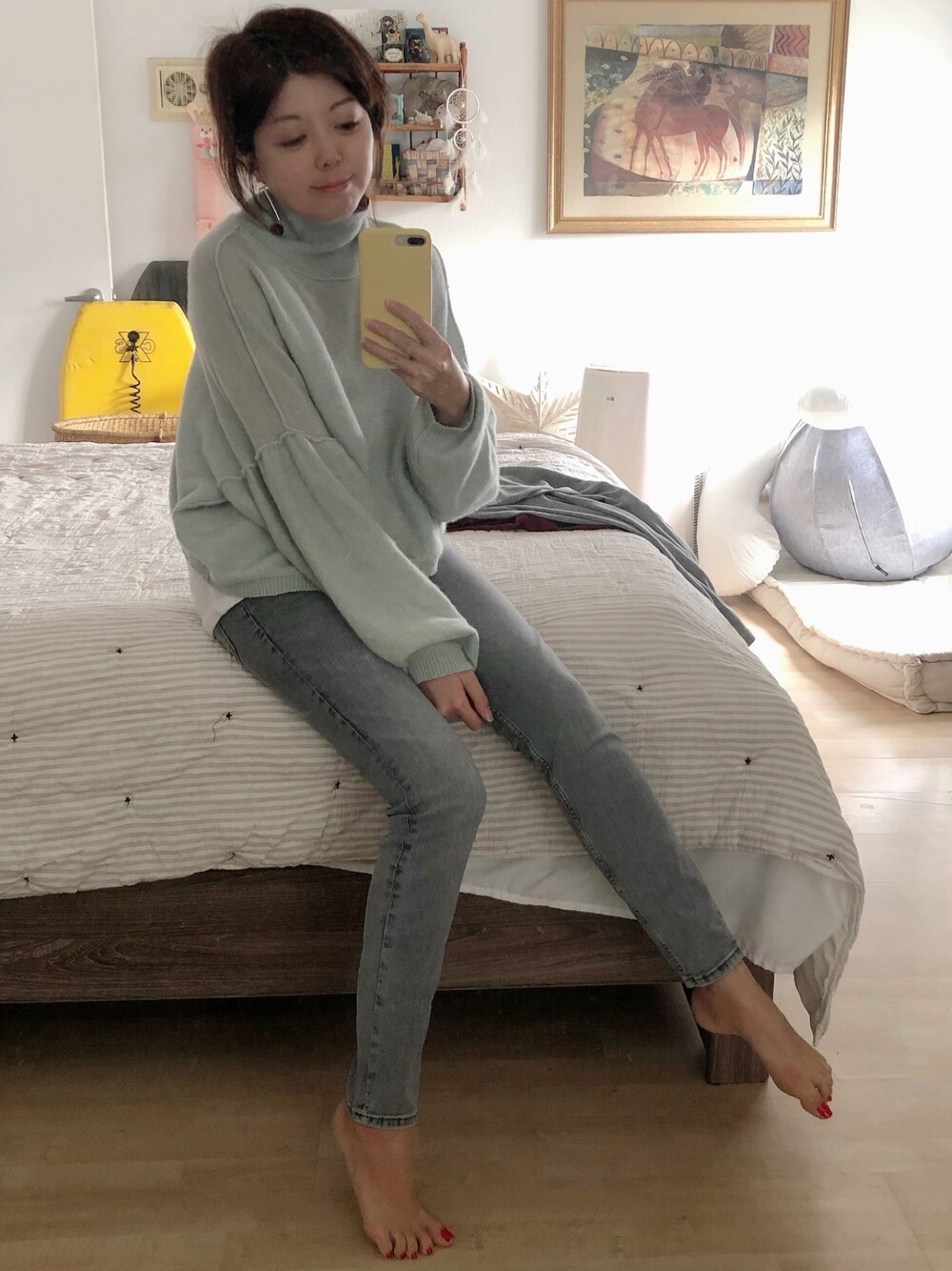 「冬コーデ、ゆるコーデ、きれいめカジュアル、ootd、ハイネックニット、ゆるニット、denim、ZARA、H&M、oversize」｜「FREE PEOPLEのSo Low So High Cashmere Sweater by Free People（ニット/セーター、ホワイト系）」を使った、Gummy Gabさん（レディース・155cm）の冬コーディネートの1枚目の写真