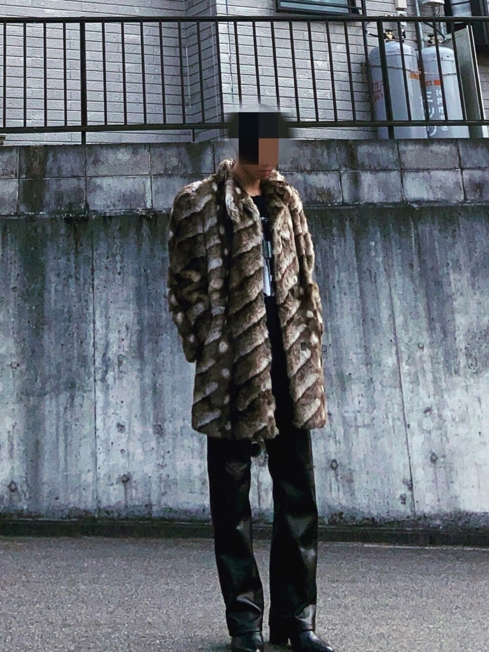 「ロック、バンドT、ootd、シンプル、高校生、低身長、ファーコート、レザーパンツ」｜「古着のアイテム（その他アウター、その他）」を使った、naoさん（メンズ・168cm）の冬コーディネートの1枚目の写真