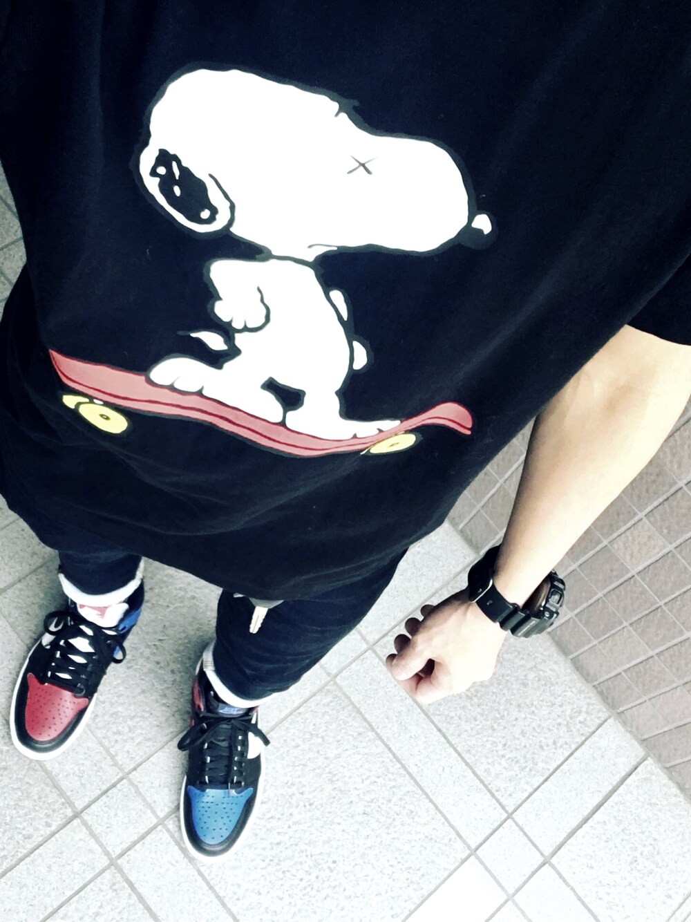 「スキニーデニム、AIR JORDAN、airjordan1、TOP3、スヌーピー、kaws、晴天」｜「UNIQLOのアイテム（Tシャツ/カットソー、ブラック系）」を使った、sneaker_1994さん（メンズ・162cm）の春コーディネートの1枚目の写真