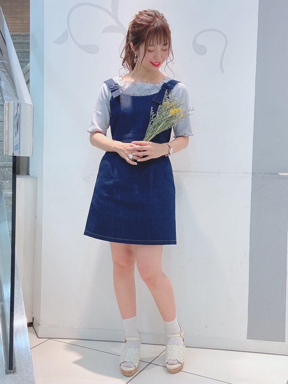 「リブトップス、スクエアネック(ネック)、ジャンスカ、ジャンパースカート、デニム、春夏コーデ、ガーリーコーデ、ガーリーカジュアルコーデ、マジェスティックレゴン、マジェスティックレゴン天神ソラリアプラザ店」｜「MAJESTIC LEGONのスクエアフラワーリブトップス（Tシャツ/カットソー、グレー系）」を使った、るんさん（レディース・163cm）の春コーディネートの1枚目の写真