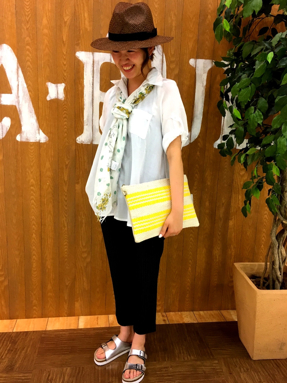 ホワイト系のシャツ/ブラウス、ブルー系のその他パンツ、シルバー系のサンダルを着用したレディースの春コーディネートの1枚目の写真