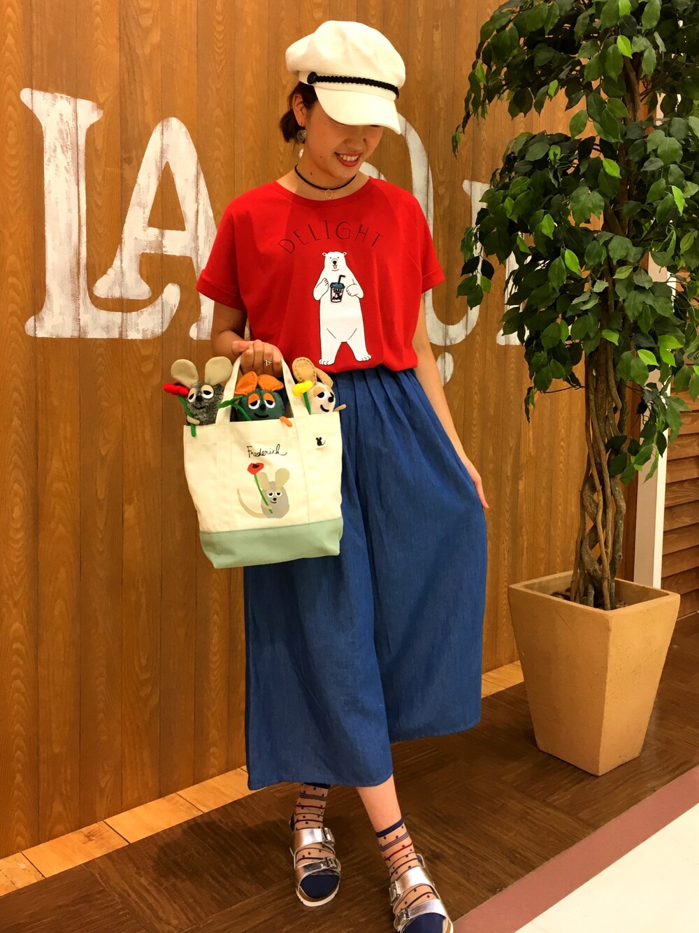 レッド系のTシャツ/カットソー、ブルー系のパンツ、その他のその他雑貨を着用したレディースの夏コーディネートの1枚目の写真