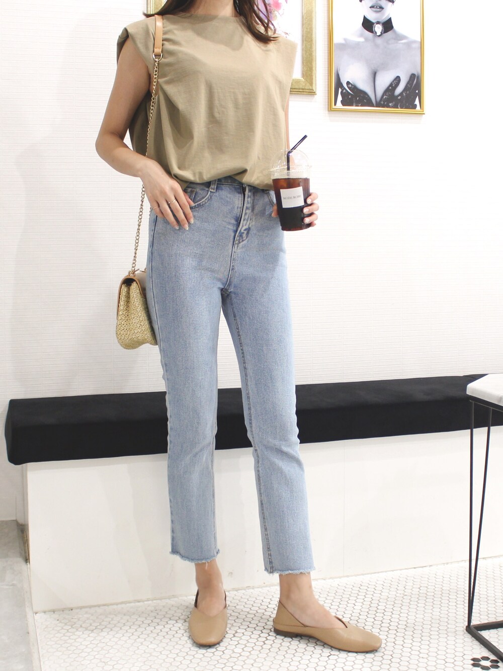 ブルー系のデニムパンツ、ベージュ系のシューズ、ベージュ系のタンクトップを着用したレディースの夏コーディネートの1枚目の写真