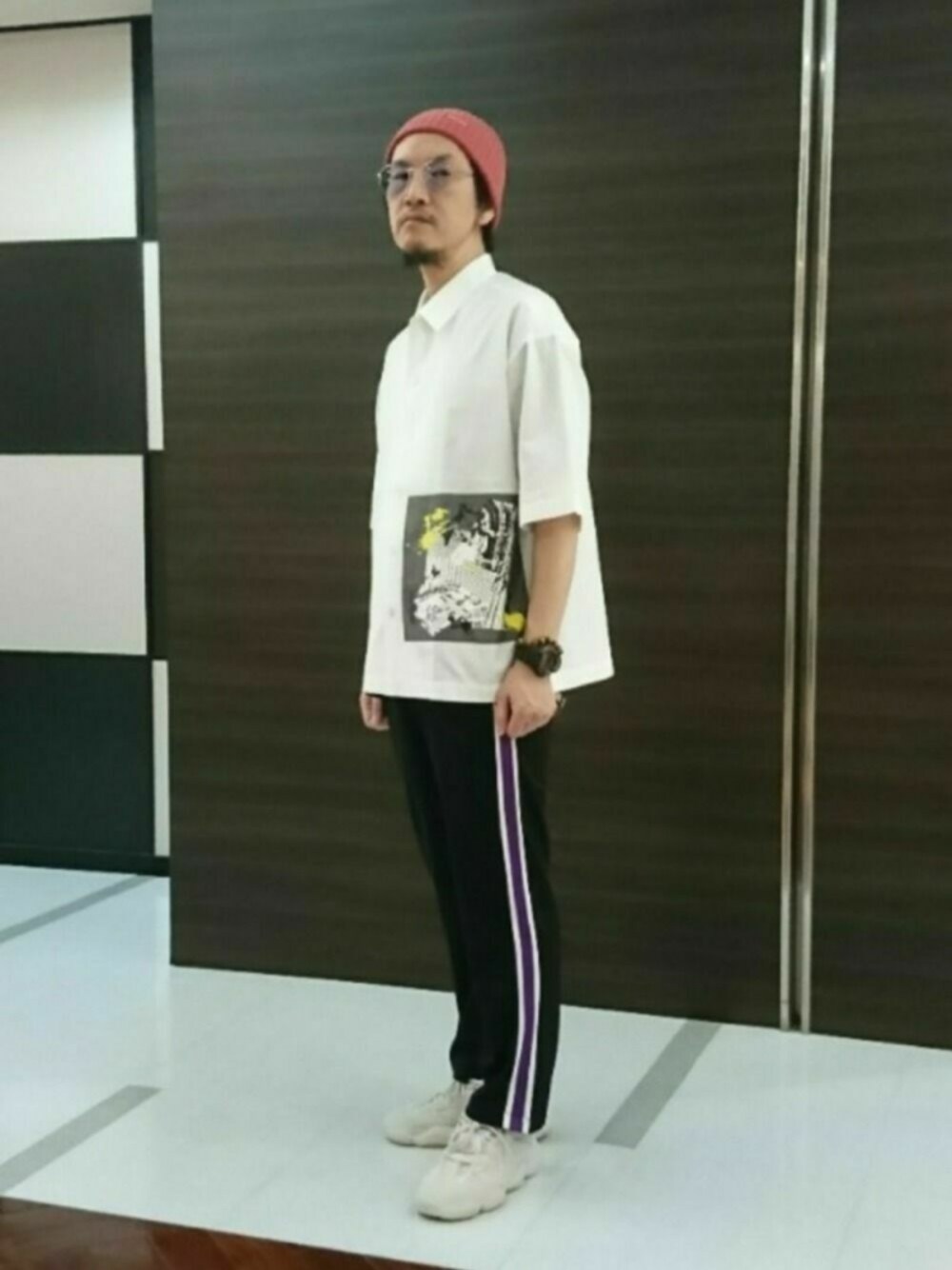 ブラック系のその他パンツ、ブルー系のサングラスを着用したメンズの夏コーディネートの1枚目の写真