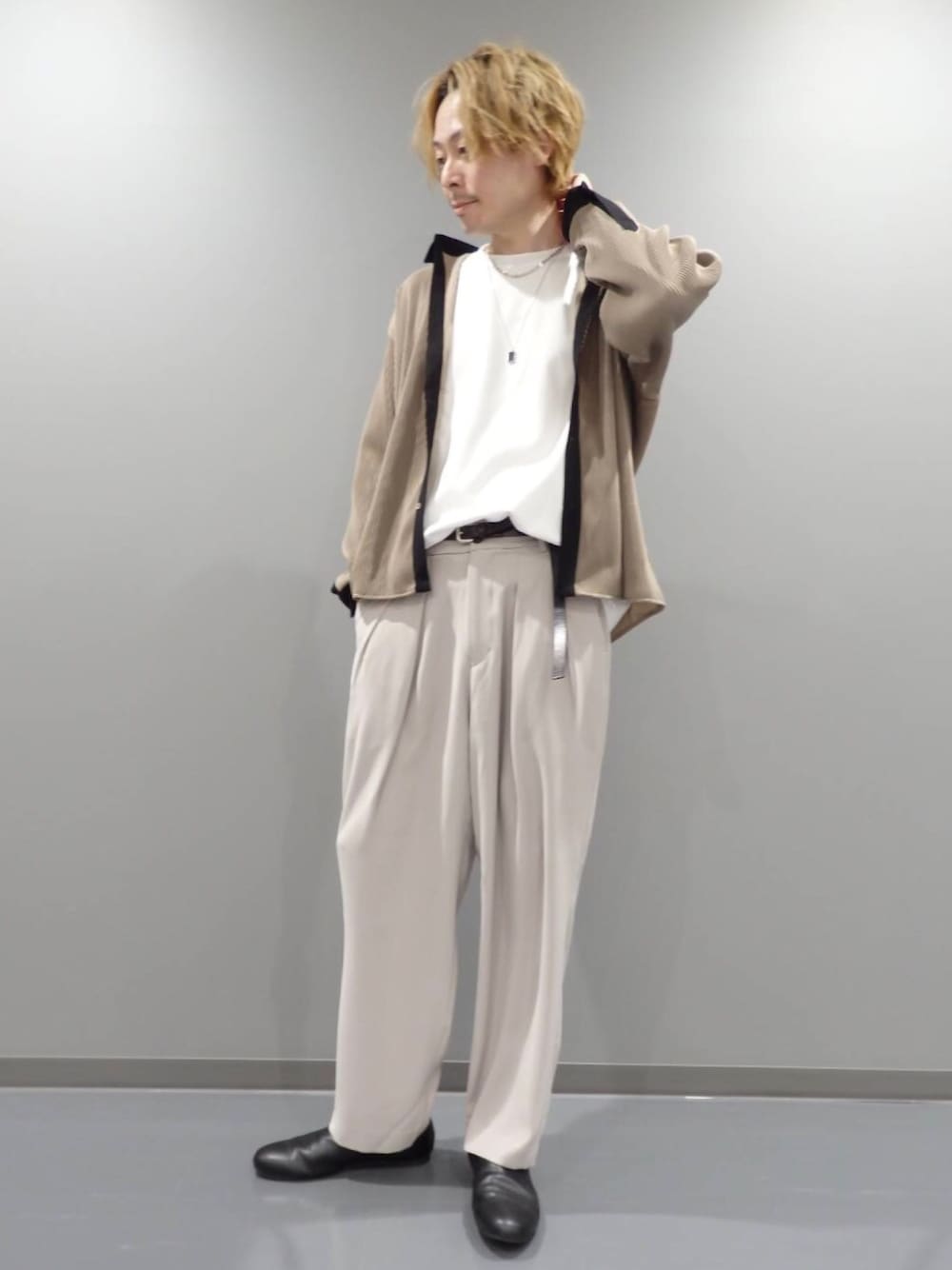 ブラウン系のシャツ/ブラウスを着用したメンズの冬コーディネートの1枚目の写真