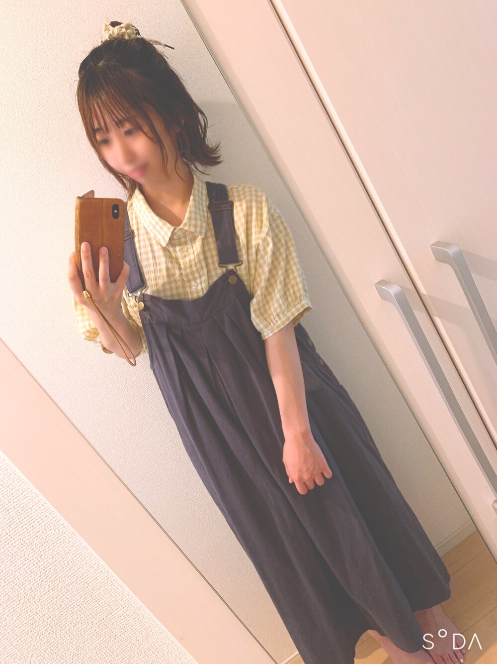 イエロー系のシャツ/ブラウス、グレー系のジャンパースカートを着用したレディースの夏コーディネートの1枚目の写真