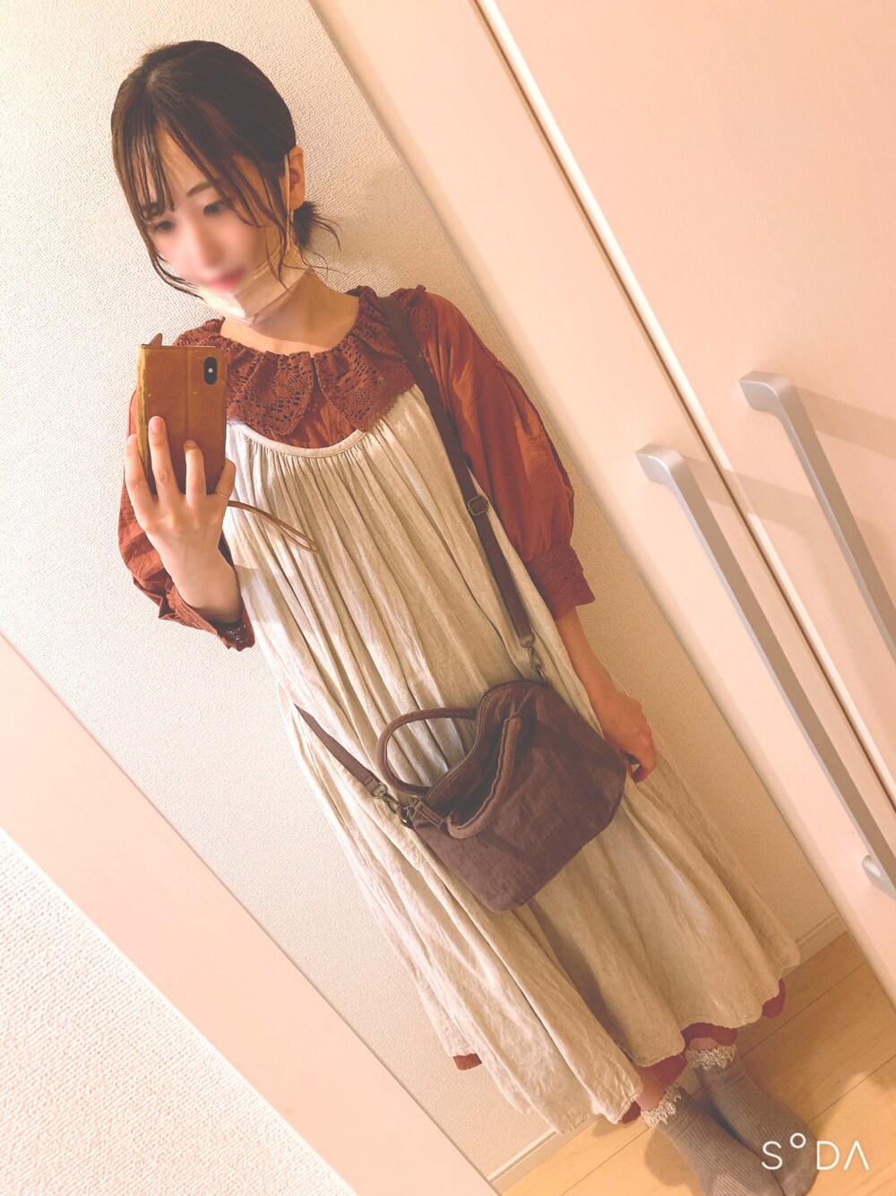 ブラウン系のワンピース、ベージュ系のワンピースを着用したレディースの秋コーディネートの1枚目の写真