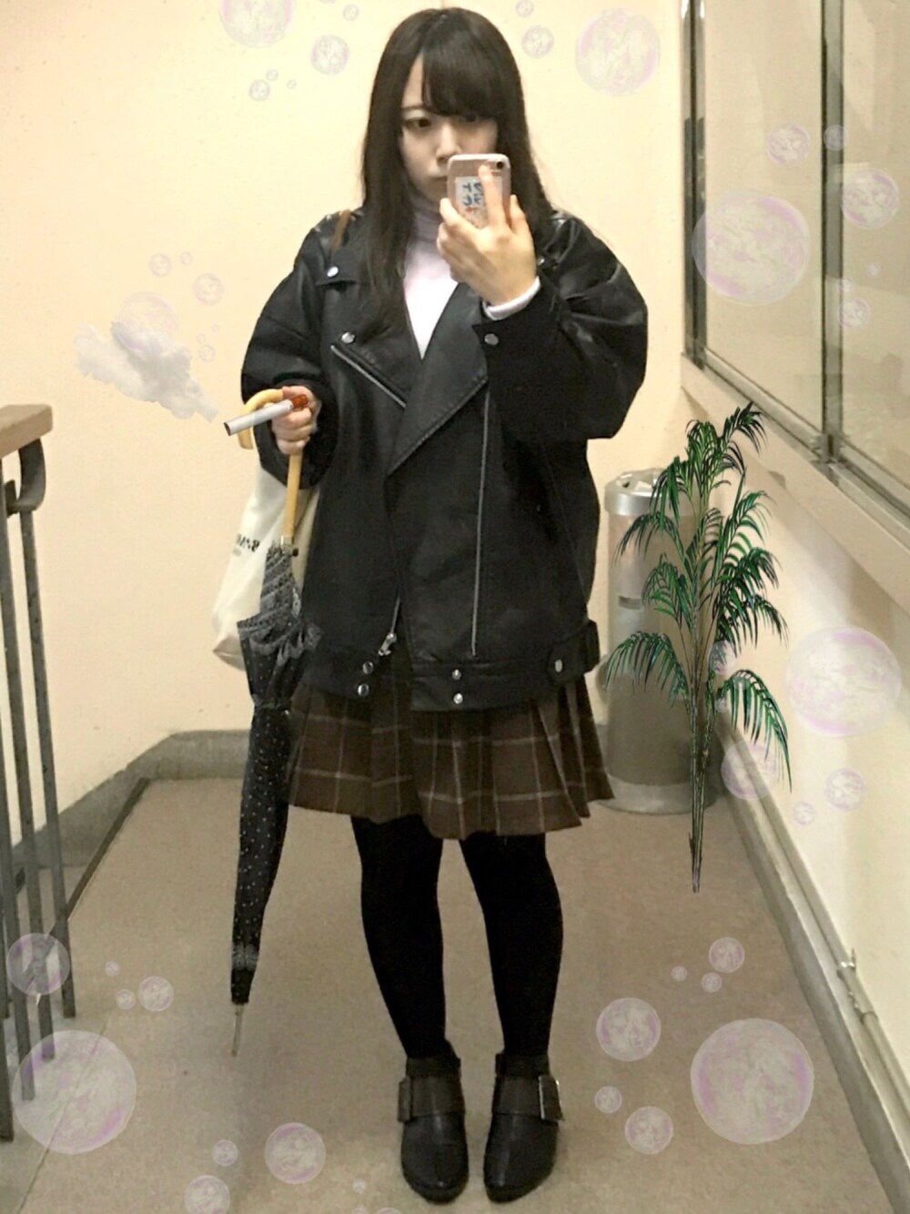 「ライダースジャケット、オーバーサイズ、ビッグシルエット、タートルネックニット、カシミアニット、チェックスカート、プリーツスカート、ブーティ、雨の日コーデ」｜「KOBE LETTUCEのアイテム（ニット/セーター、パープル系）」を使った、めりりんさん（レディース・150cm）の冬コーディネートの1枚目の写真