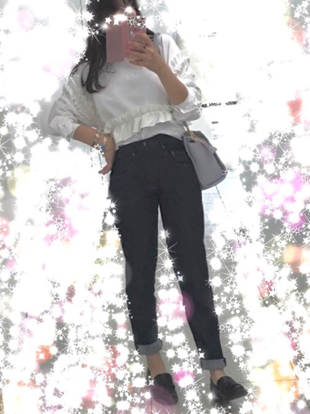 「きれいめカジュアル、デニムパンツ、ホワイト×デニム、フリルトップス、アンクルパンツ、ボーイズデニム、ローファー、ショルダーバッグ、手首足首出し」｜「ZARAのアイテム（トップス、ホワイト系）」を使った、めりりんさん（レディース・150cm）の春コーディネートの1枚目の写真