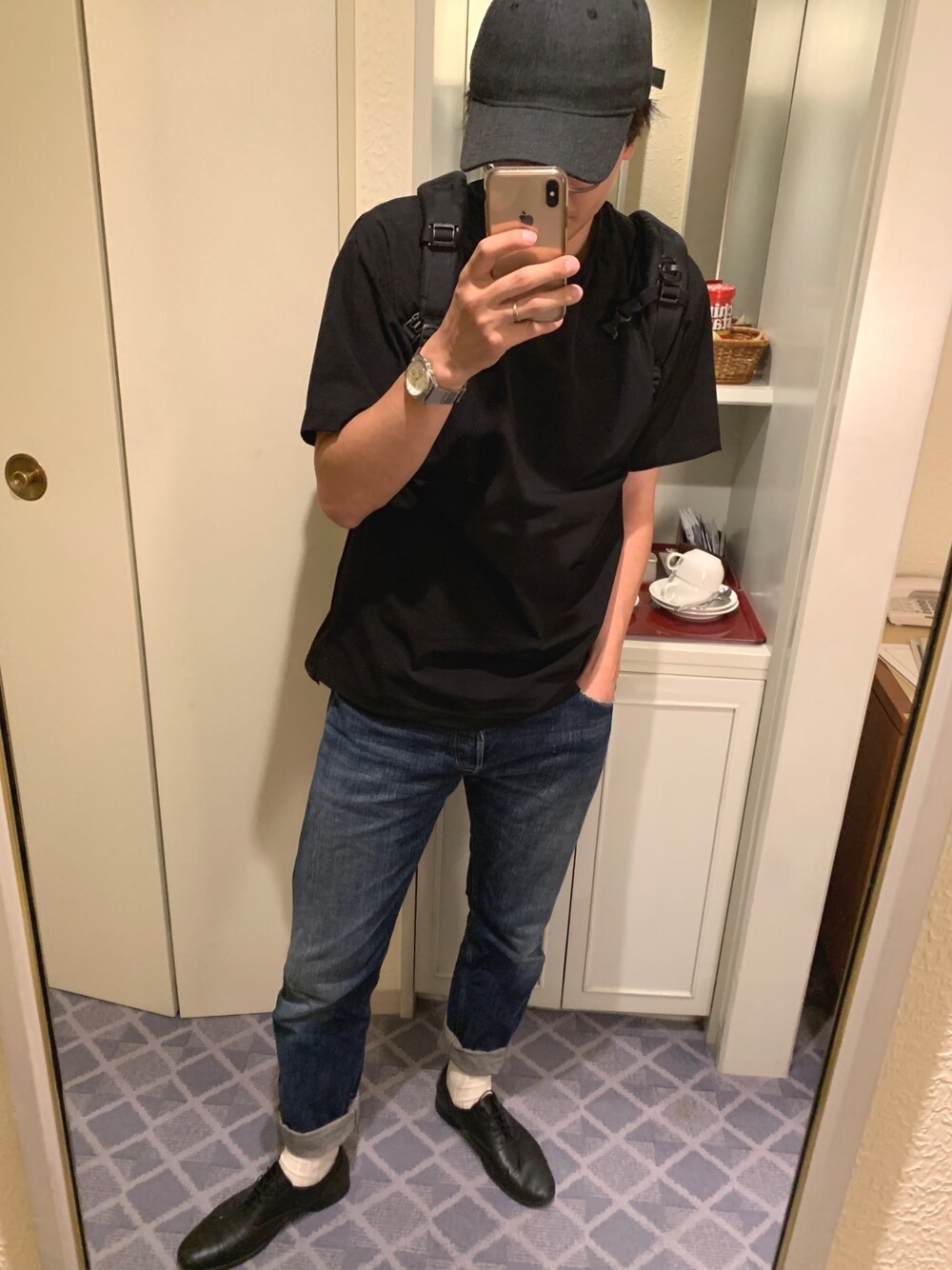 ブラック系のTシャツ/カットソー、ブルー系のデニムパンツ、ブラック系のシューズを着用したメンズの夏コーディネートの1枚目の写真