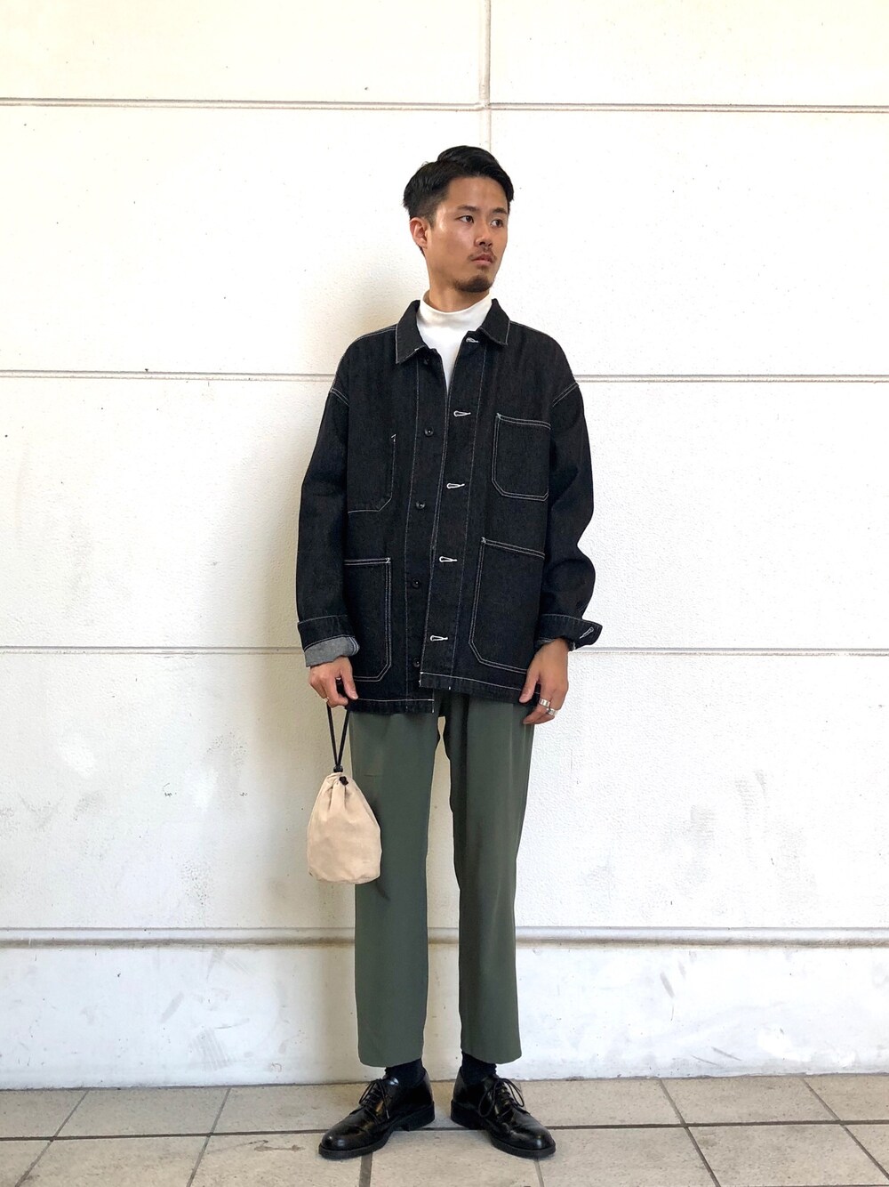 「秋コーデ、秋服準備はじめました、おしゃれさんと繋がりたい、シンプルスタイル、プチプラ、デニム、カバーオール、センスオブプレイス、SENSEOFPLACE、スラックス」｜「SENSE OF PLACE by URBAN RESEARCHのステッチアウトデニムカバーオール（その他アウター、ブラック系）」を使った、たろーさん（メンズ・183cm）の秋コーディネートの1枚目の写真