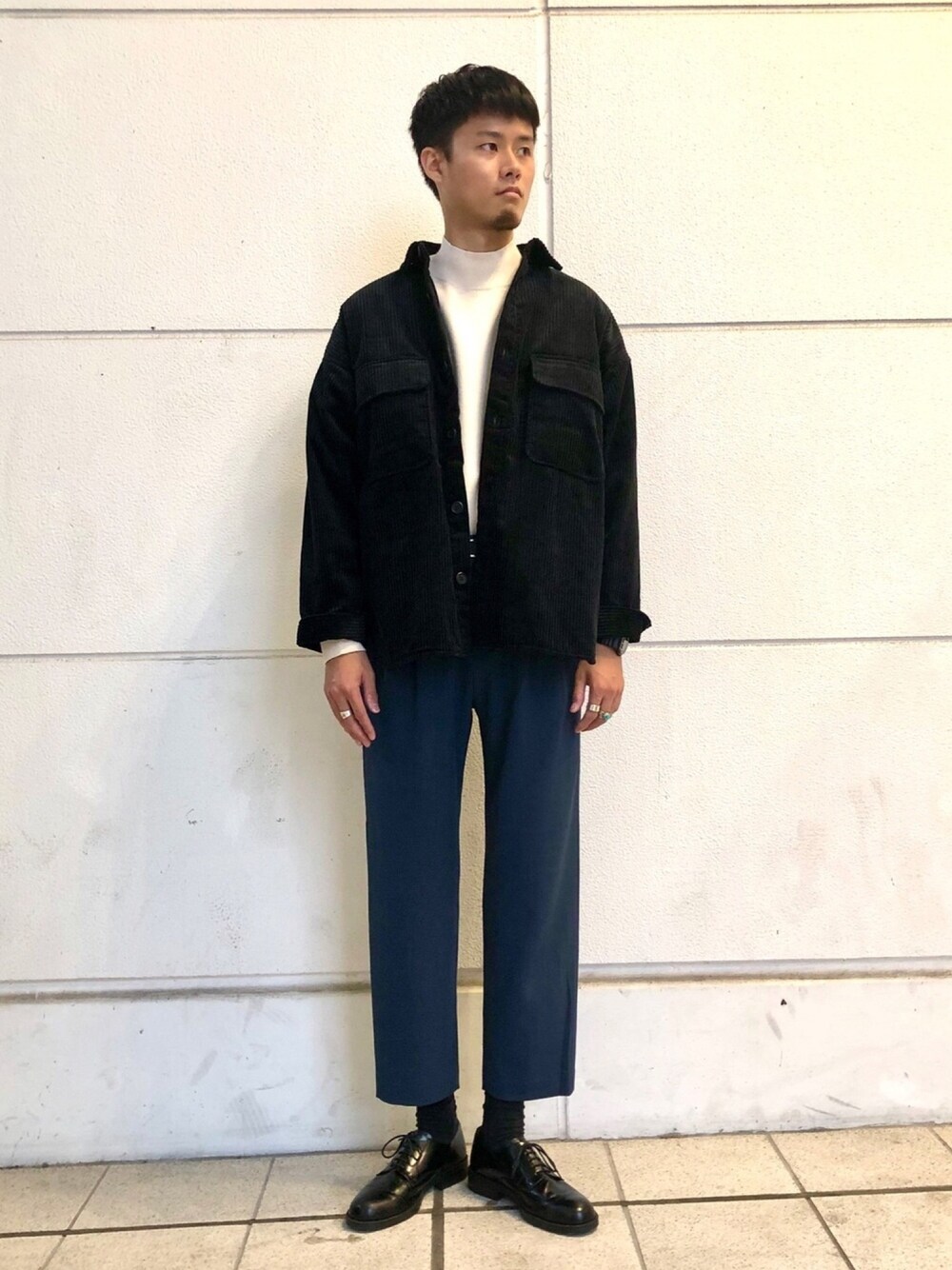 「アウター、コーデュロイ、ブルー、ネイビー、秋のコーデ、冬コーデ、休日スタイル、SENSEOFPLACE、URBAN RESEARCH、おしゃれさんと繋がりたい」｜「SENSE OF PLACE by URBAN RESEARCHのコーデュロイCPOジャケット（その他アウター、ブラック系）」を使った、たろーさん（メンズ・183cm）の秋コーディネートの1枚目の写真