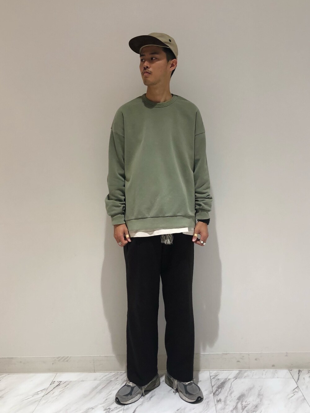 グリーン系のTシャツ/カットソー、ブラウン系のその他パンツを着用したメンズの冬コーディネートの1枚目の写真