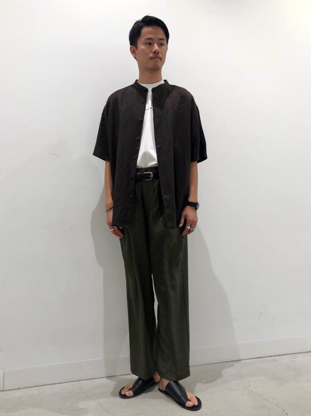 ブラウン系のシャツ/ブラウス、ホワイト系のTシャツ/カットソー、グリーン系のその他パンツを着用したメンズの春コーディネートの1枚目の写真
