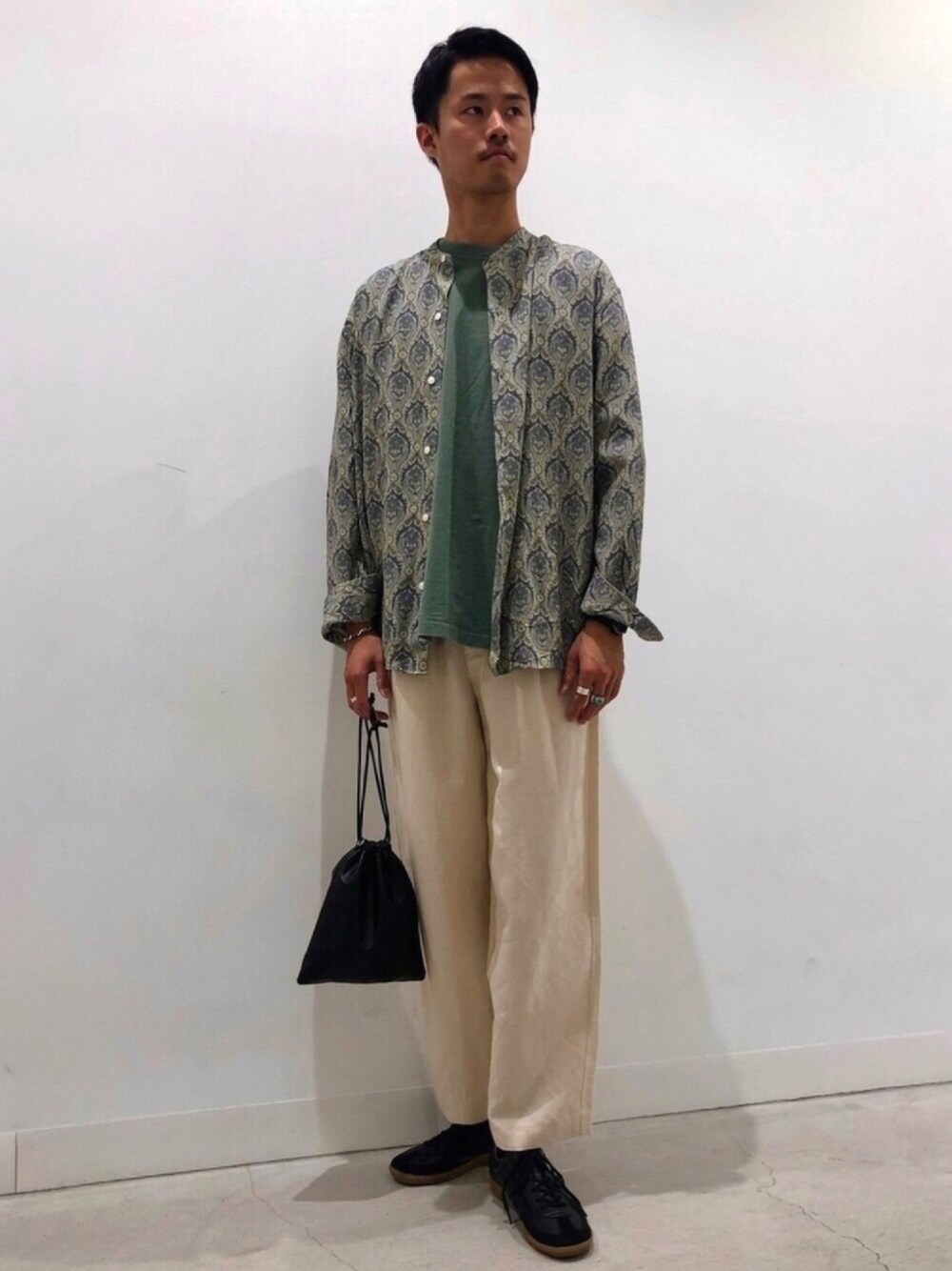 ベージュ系のシャツ/ブラウス、ベージュ系のその他パンツを着用したメンズの春コーディネートの1枚目の写真