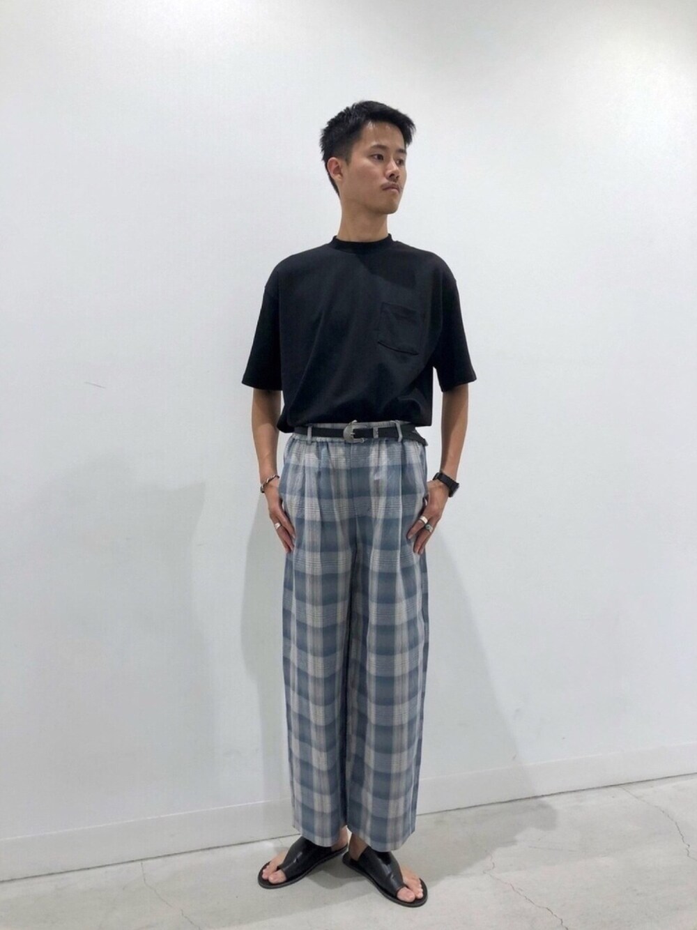 ブルー系のその他パンツ、ブラック系のサンダルを着用したメンズの春コーディネートの1枚目の写真