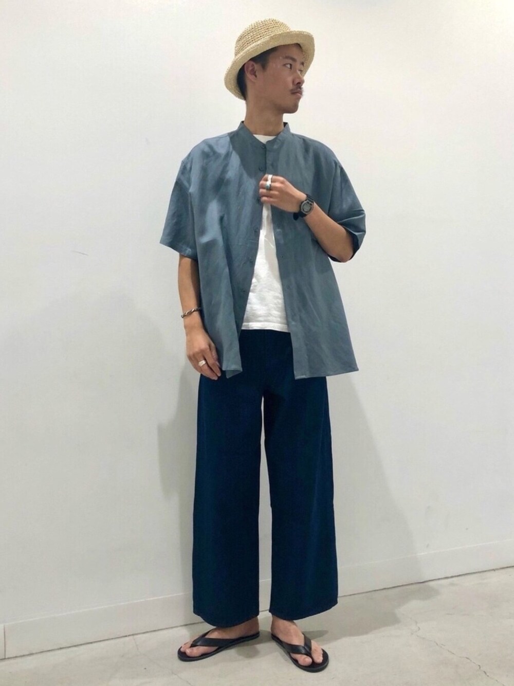 ブルー系のシャツ/ブラウス、ブルー系のその他パンツ、ブラック系のサンダルを着用したメンズの春コーディネートの1枚目の写真