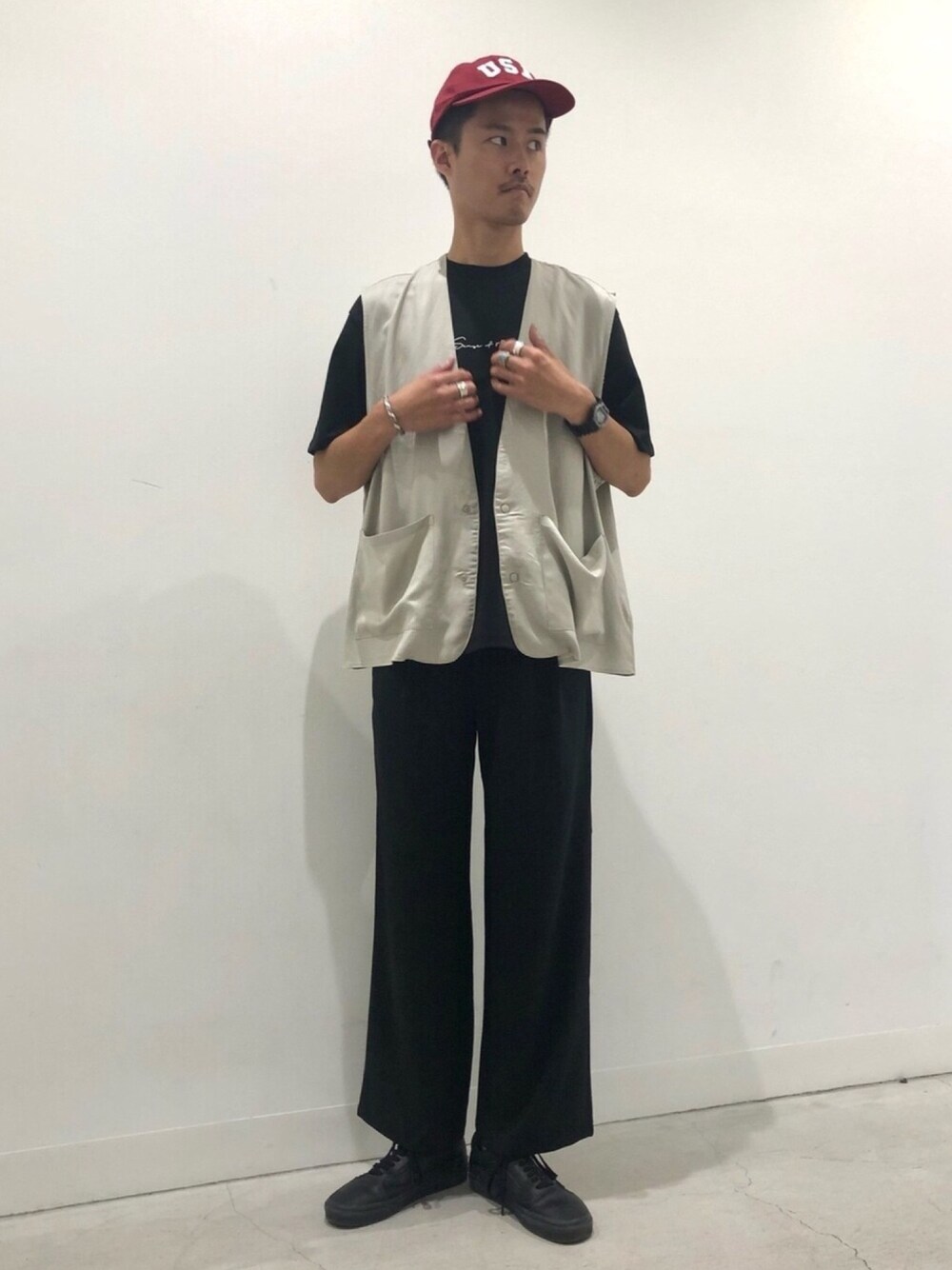 ベージュ系のその他アウター、ブラック系のTシャツ/カットソー、ブラック系のスラックスを着用したメンズの春コーディネートの1枚目の写真