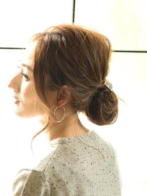 ヘアスタイルはすっきりと